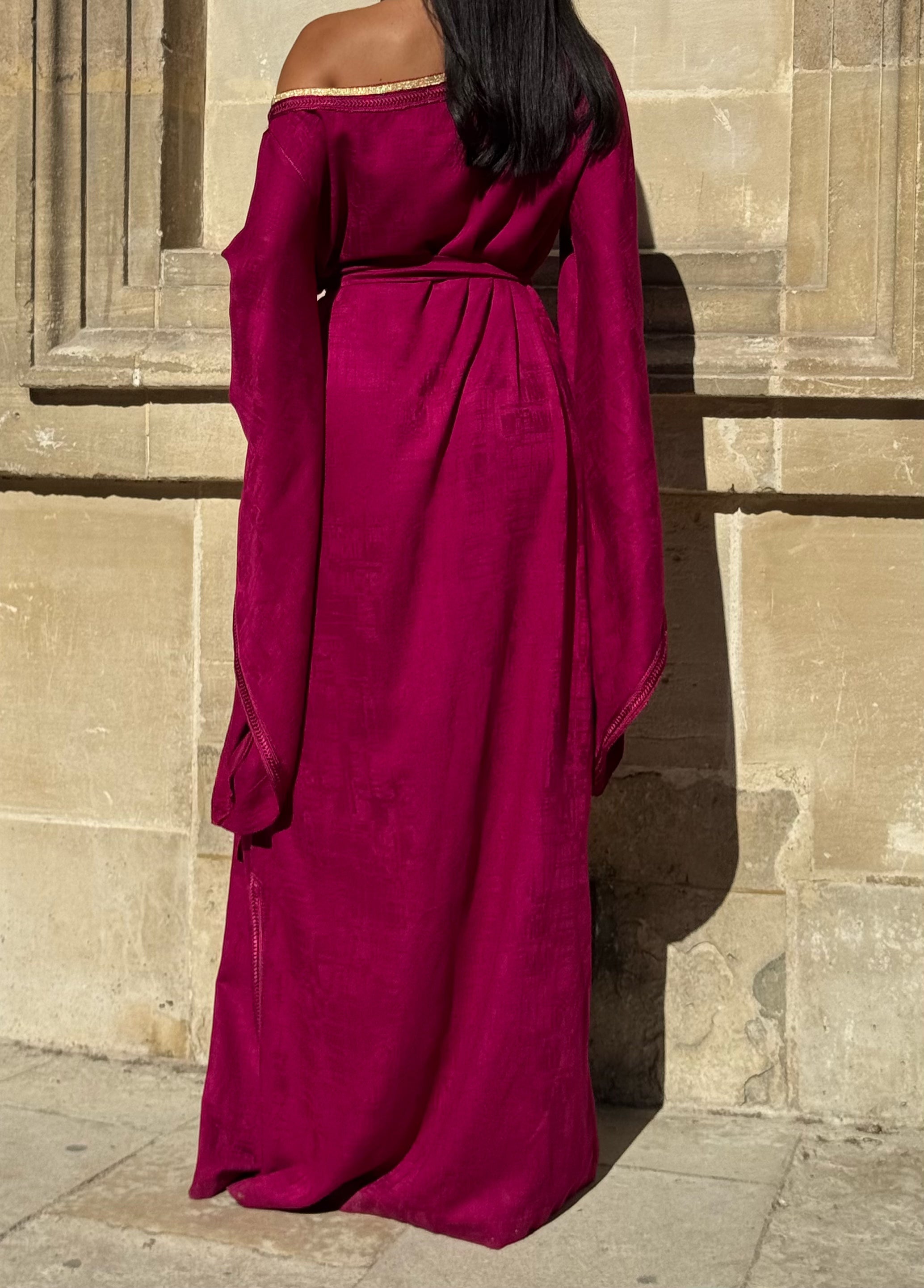 Dos de la robe marocaine en soie Mlifa fuchsia, sfifa artisanale et manches papillon fluides