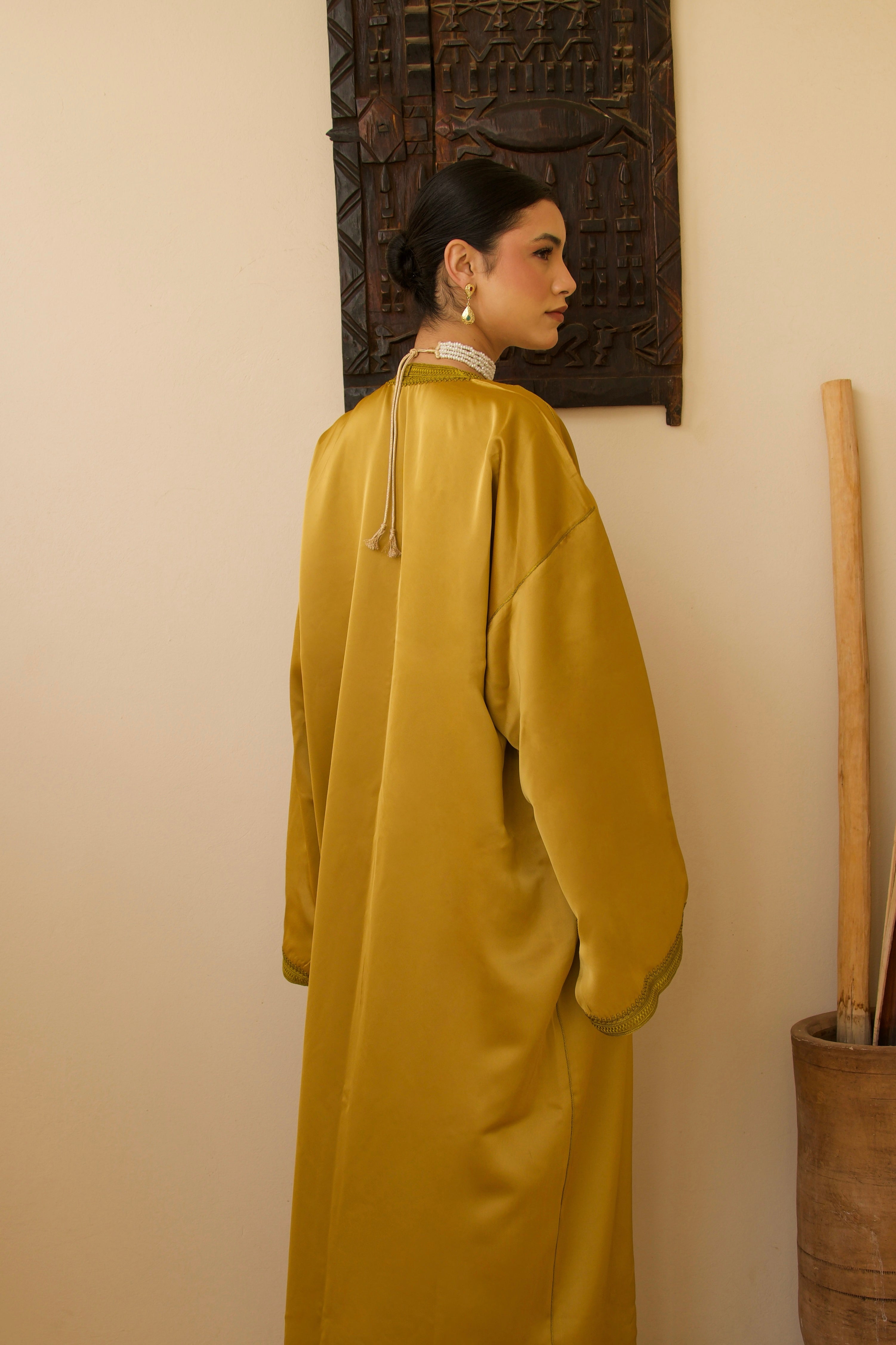 Jellaba moutarde en satin duchesse ornée de broderies au dos, vue de dos.