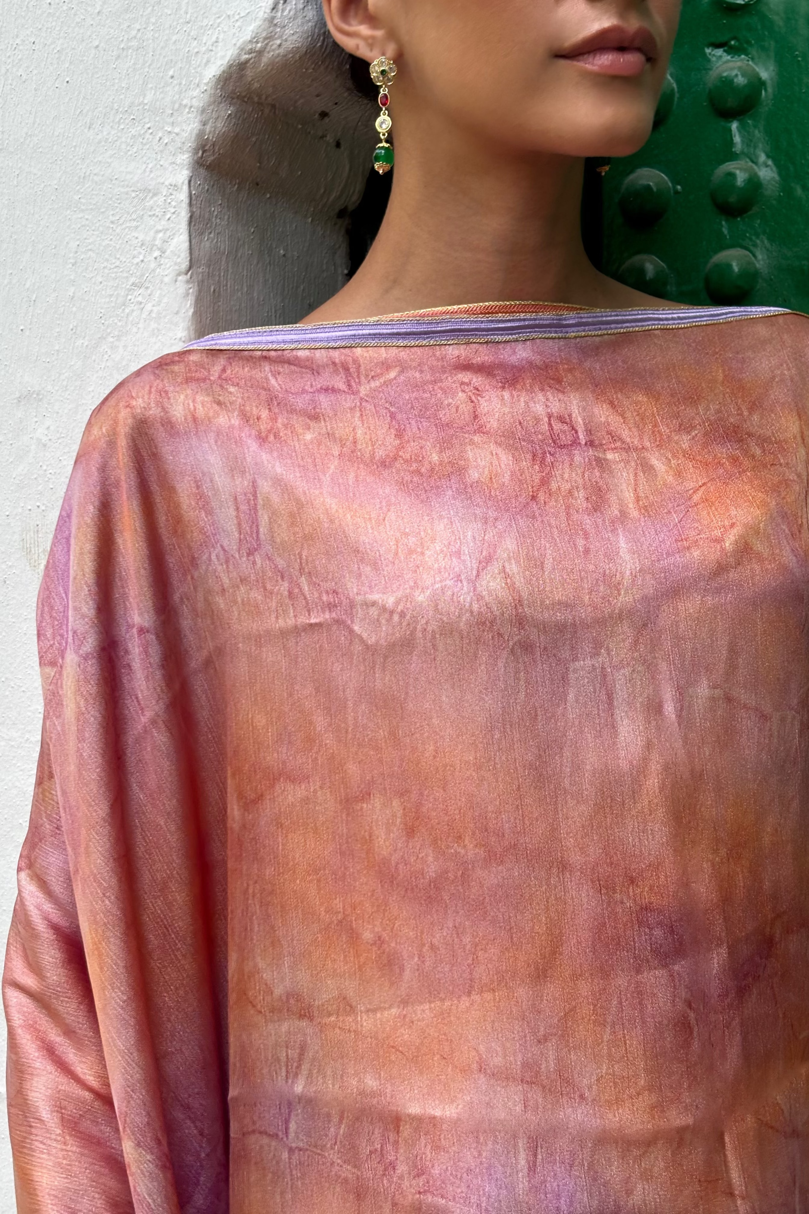 Ensemble cape et robe rose en lamé imprimé, de face