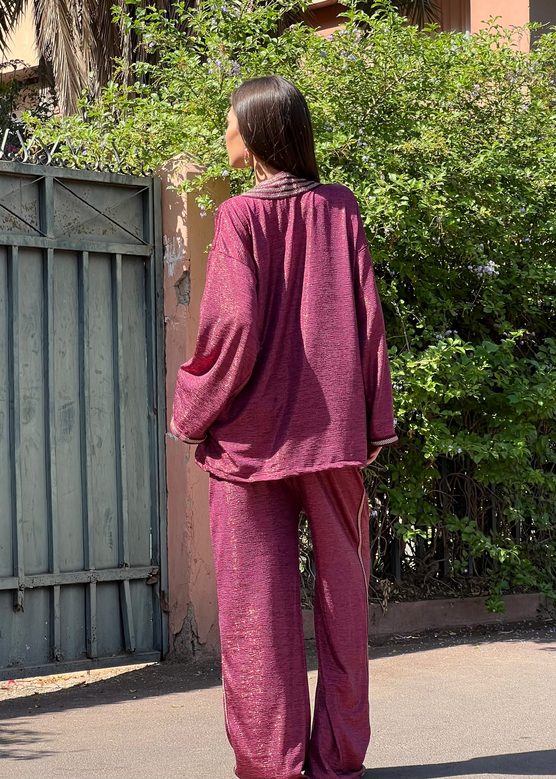 Dos de l’ensemble en jacquard bordeaux avec sfifas, tombé fluide du tissu et finitions raffinées