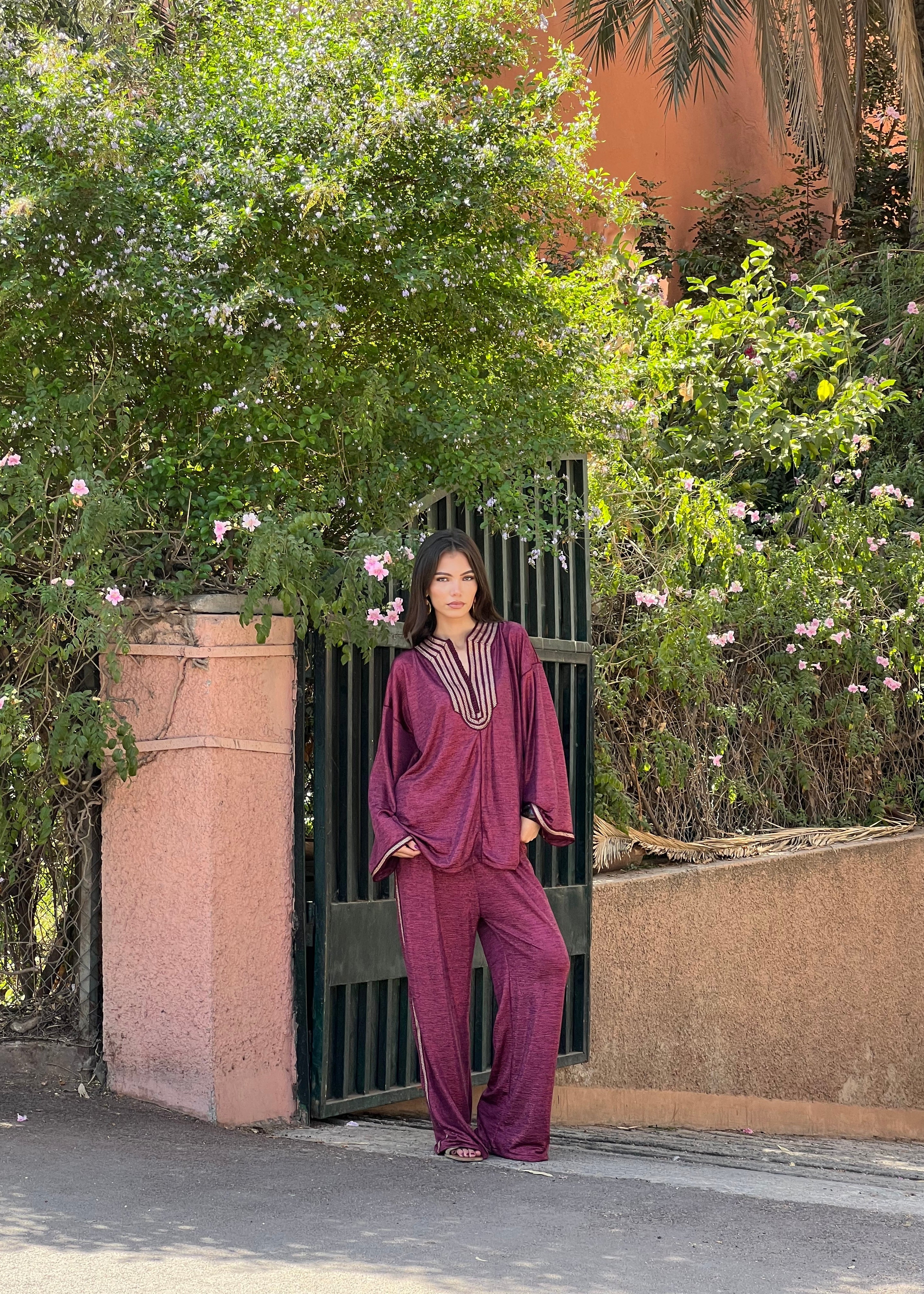 Ensemble chemise et pantalon en jacquard bordeaux avec sfifas en mouvement, tissu brillant et allure fluide élégante