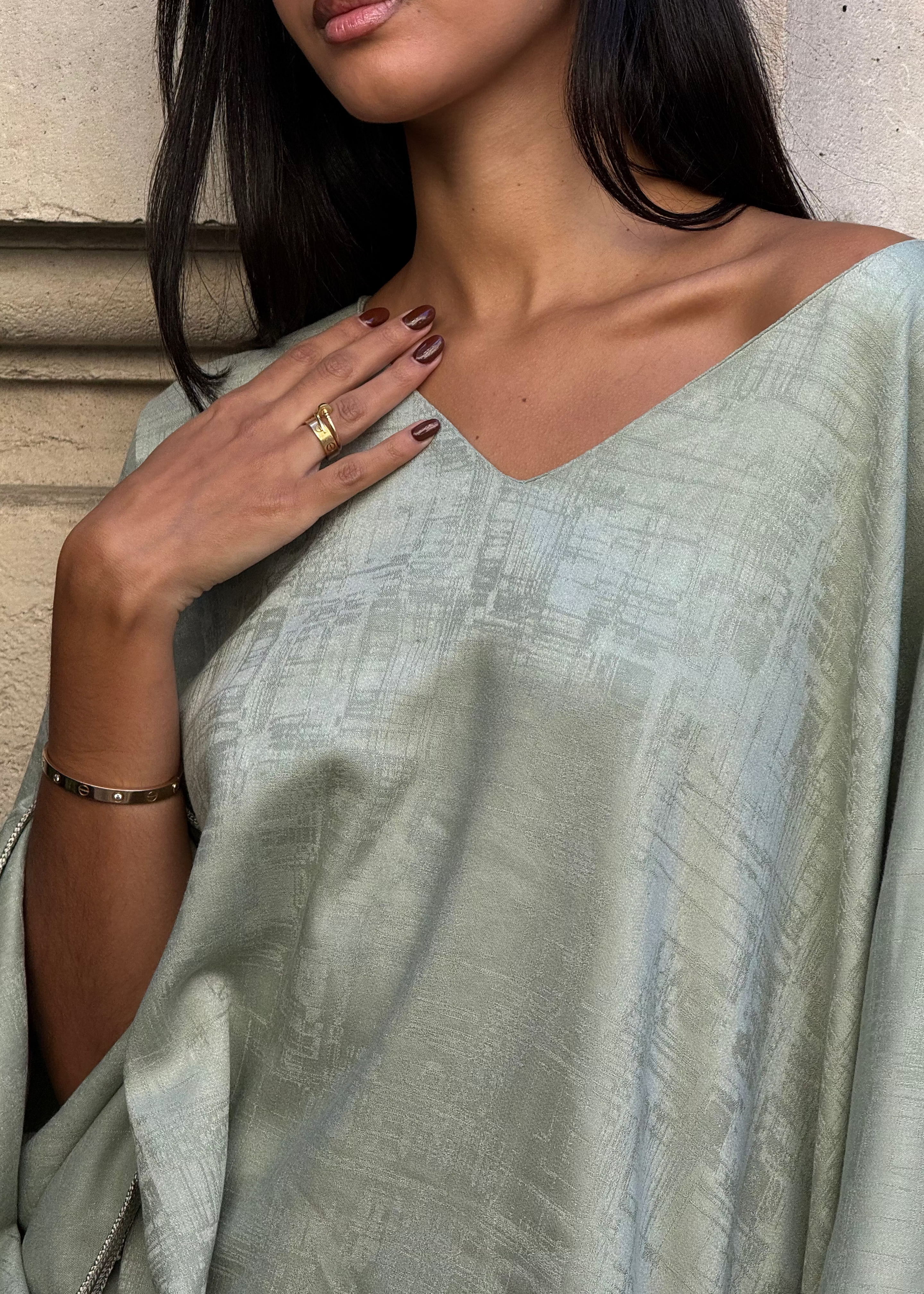 Zoom sur le tissu jacquard en soie Mlifa vert d’eau – finition haut de gamme artisanale