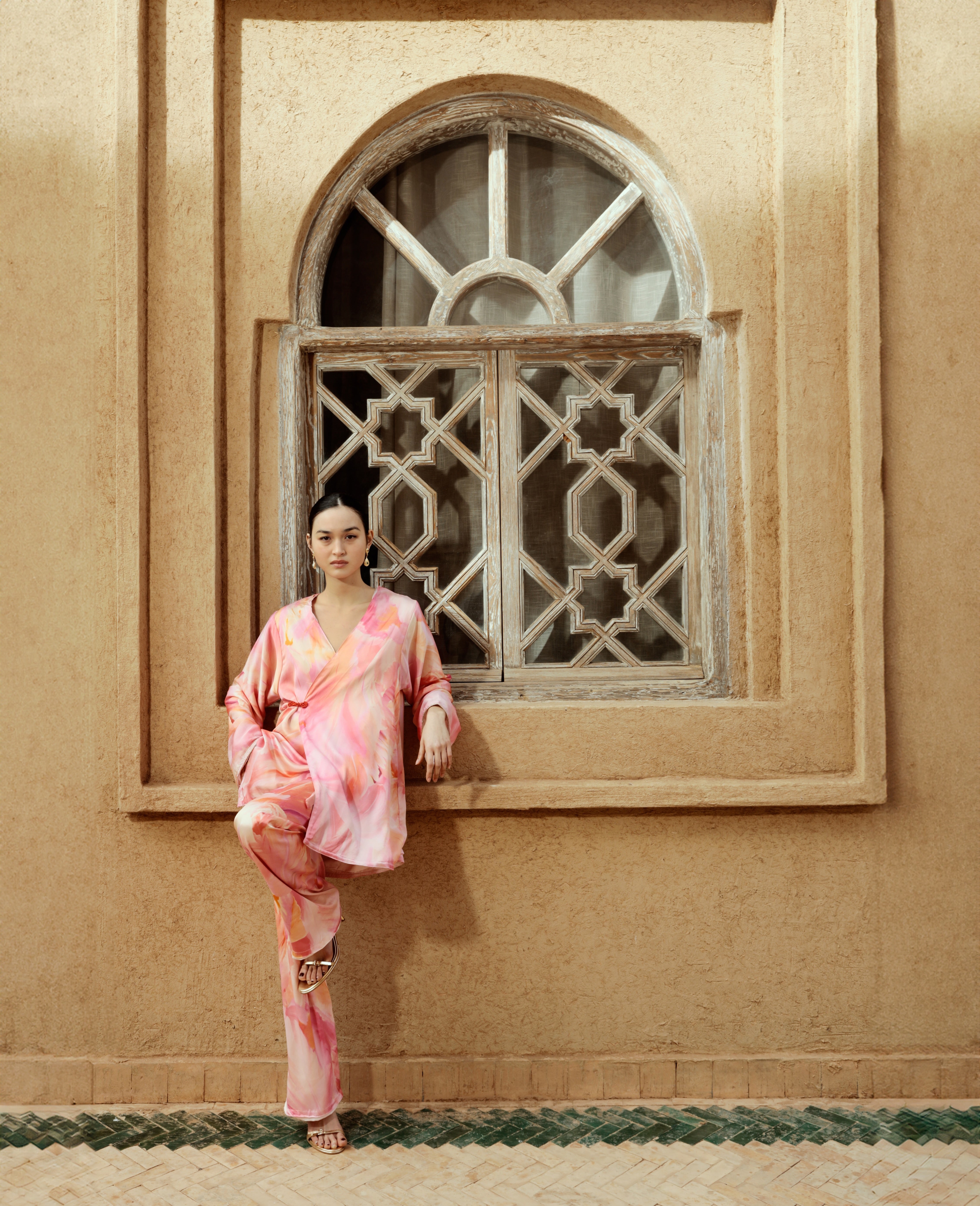 Ensemble femme imprimé rose et orange composé d’une tunique fluide et d’un pantalon assorti
