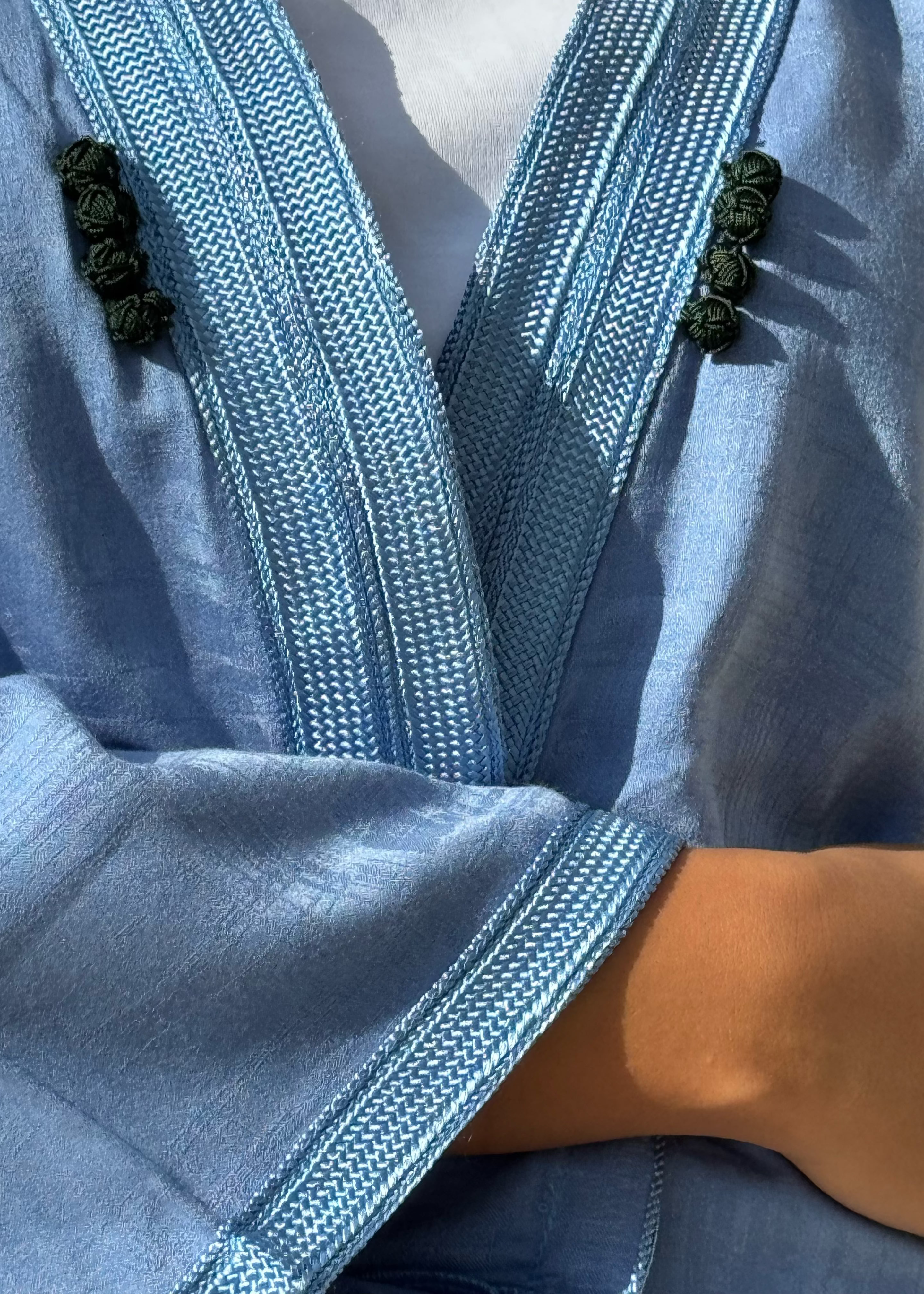 Détail du kimono en soie Mlifa bleu ciel – zoom sur la sfifa artisanale et les boutons bleu marine