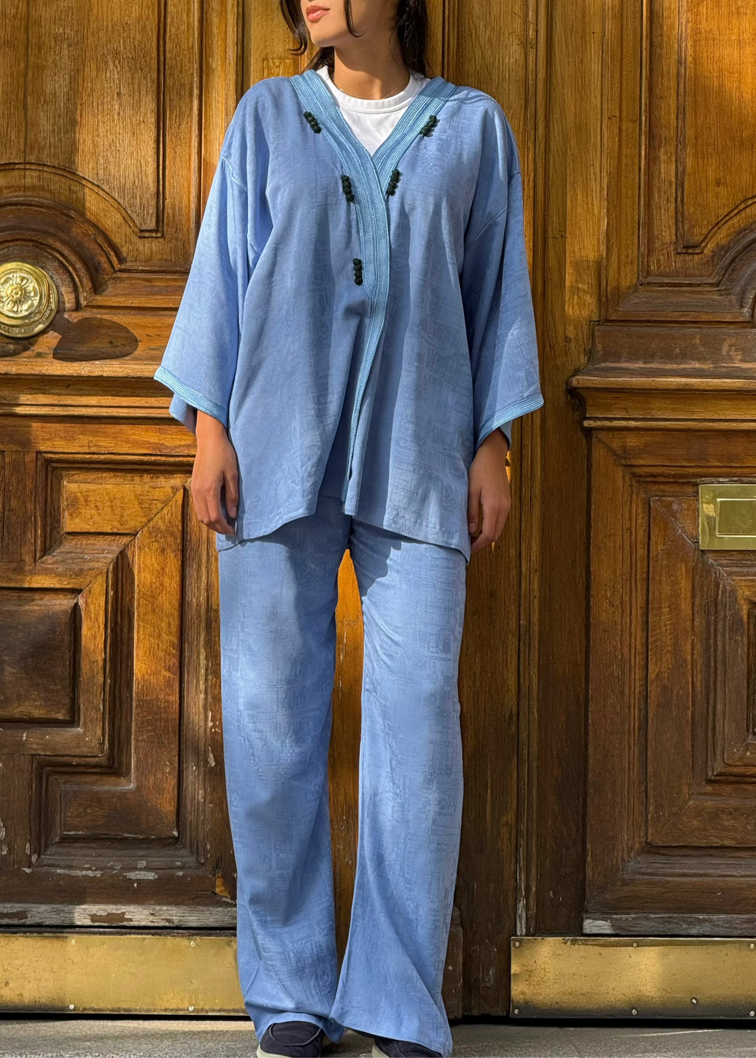 Ensemble kimono et pantalon bleu ciel en soie Mlifa jacquard avec sfifa artisanale et boutons bleu marine – vue de face