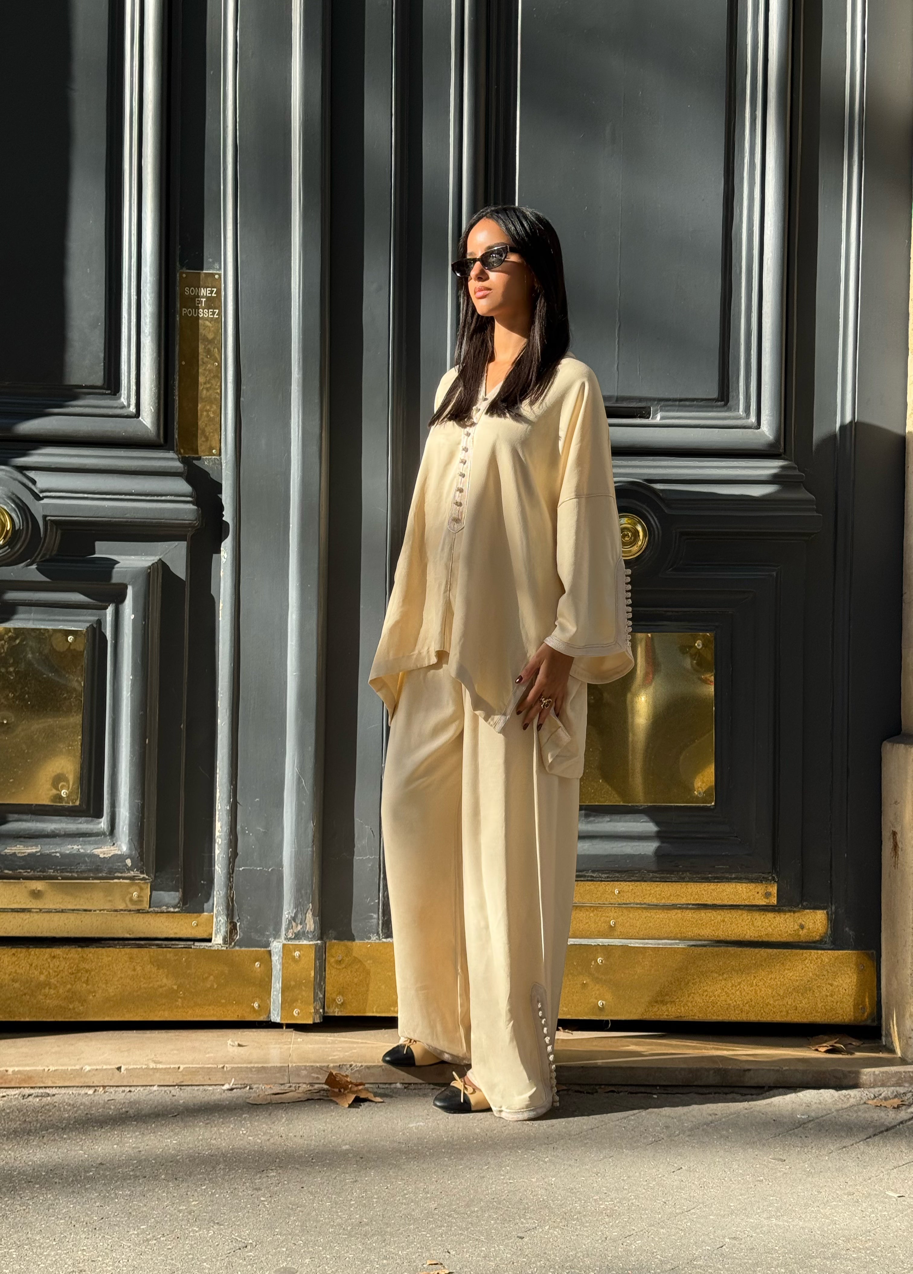 Ensemble oriental moderne blanc cassé en soie Mlifa, chemise et pantalon avec sfifa artisanale – vue complète