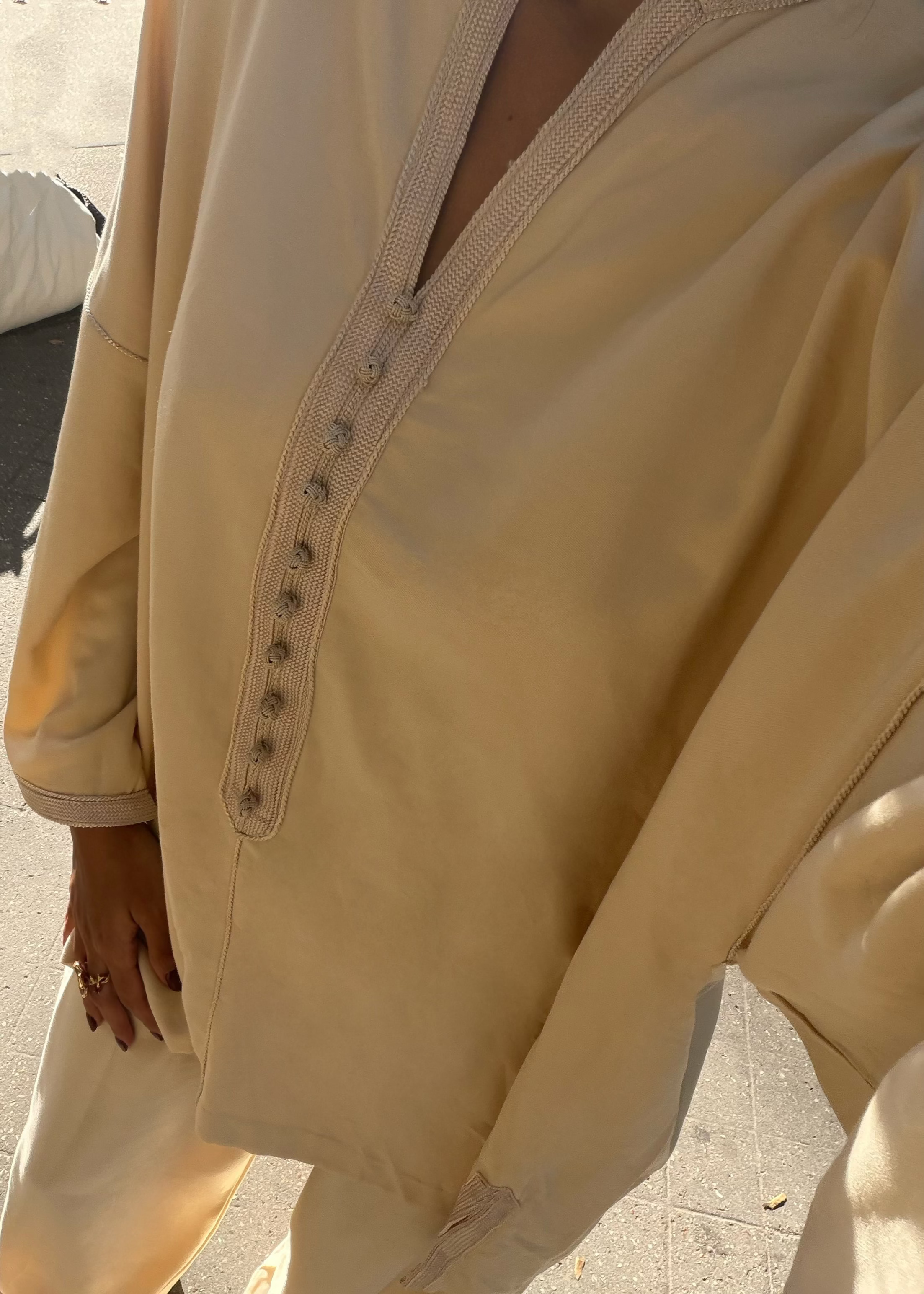 Selfie montrant les détails de l’ensemble oriental en soie Mlifa blanc cassé avec sfifa artisanale