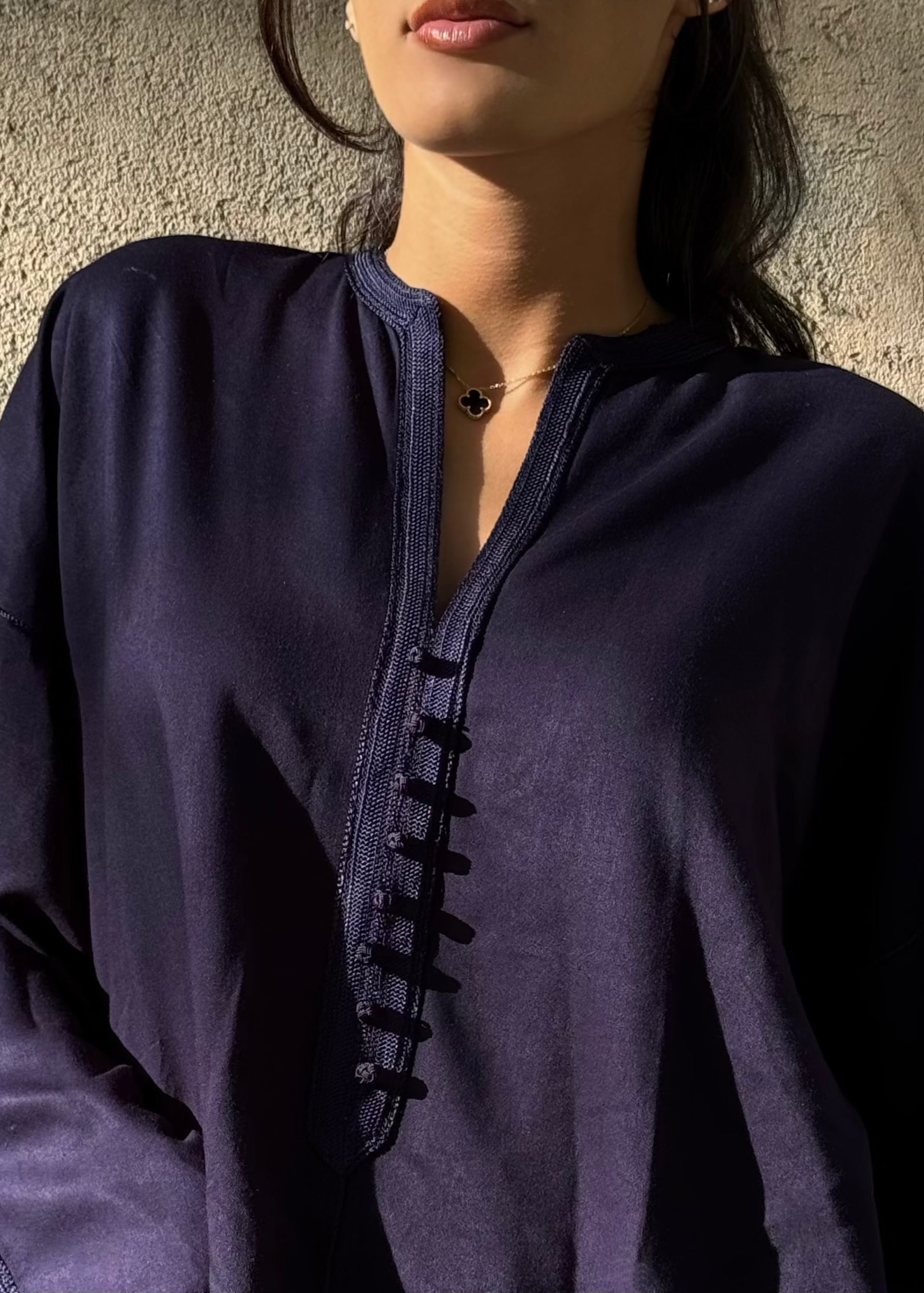 Détail de la sfifa artisanale sur la soie Mlifa bleu marine – ensemble chemise et pantalon oriental