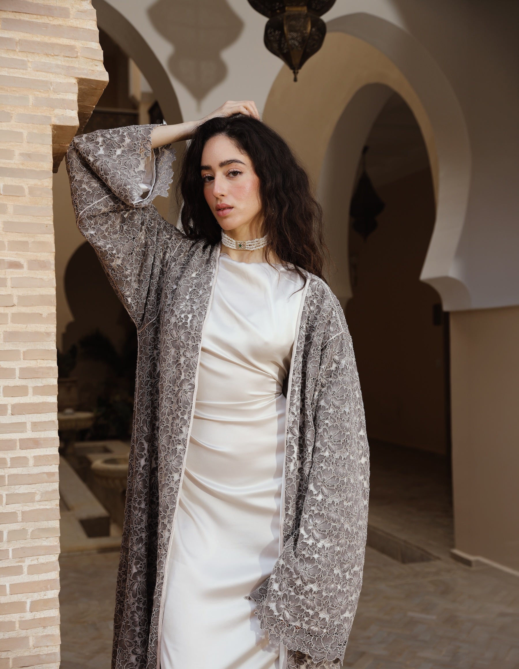 Ensemble robe en satin écru et abaya kimono en dentelle florale taupe – Selhyan