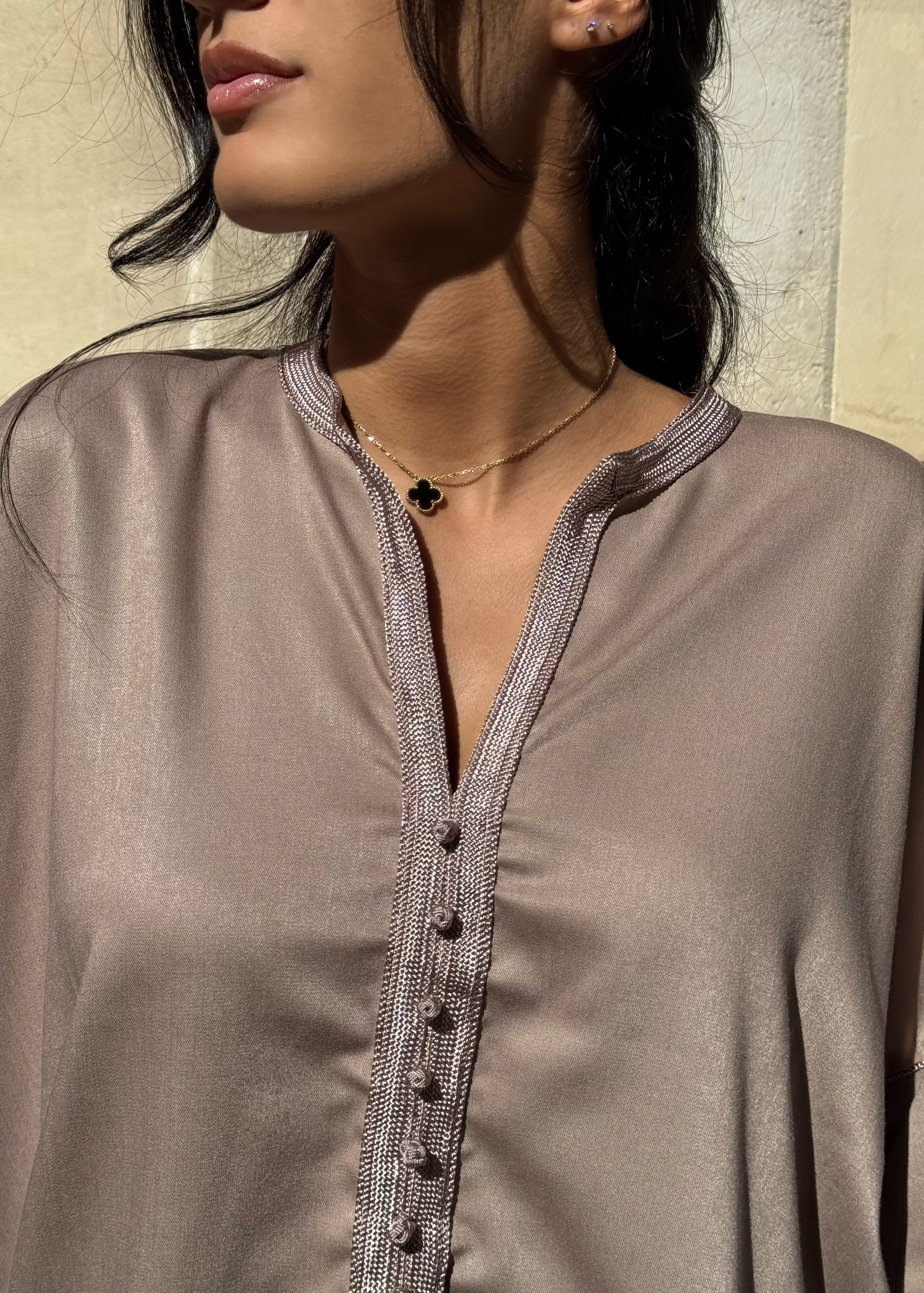 Col de la chemise en soie Mlifa taupe avec sfifa artisanale – détail raffiné de l’ensemble oriental