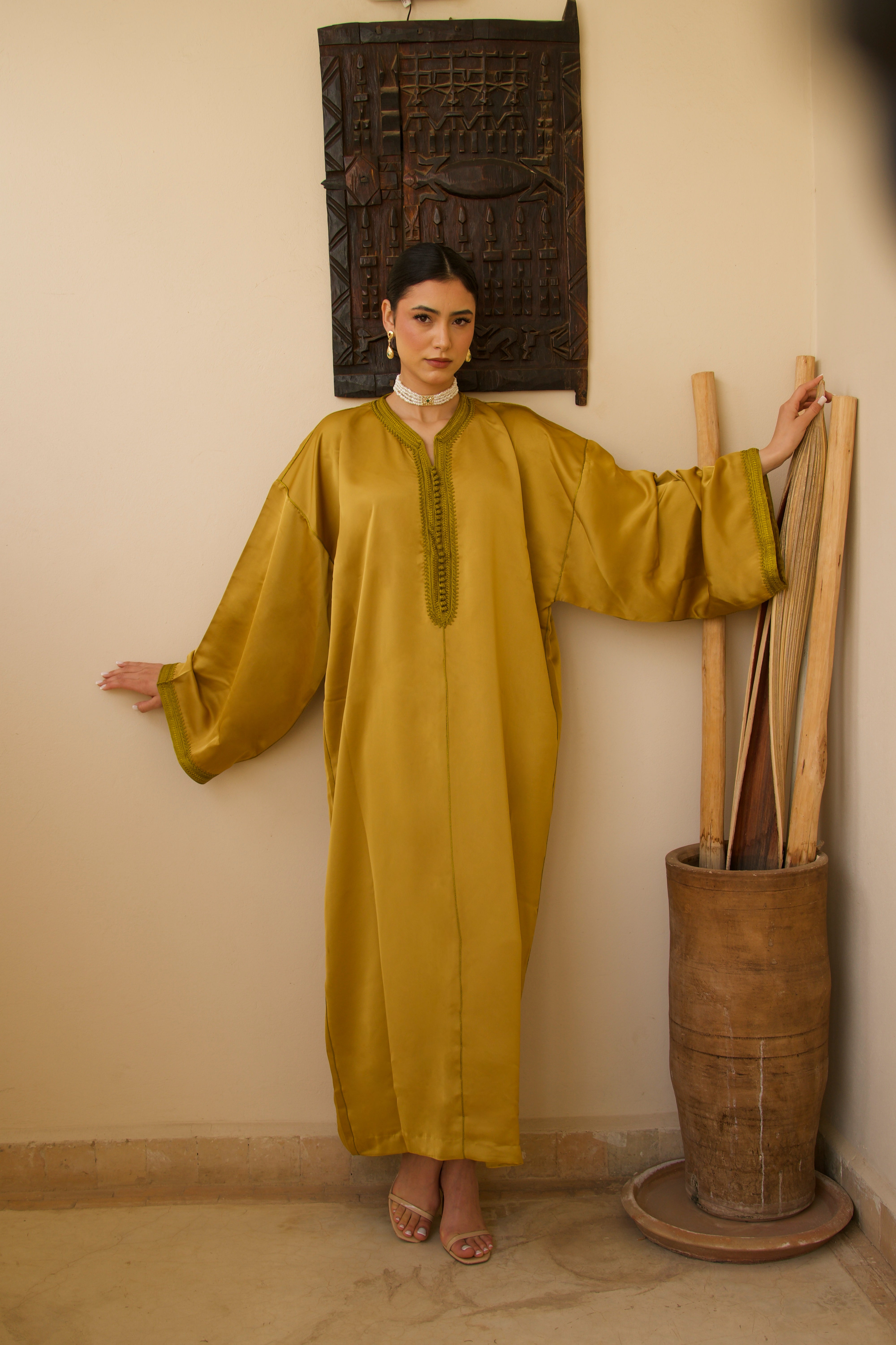 Jellaba moutarde en satin duchesse portée, manches amples – Selhyan