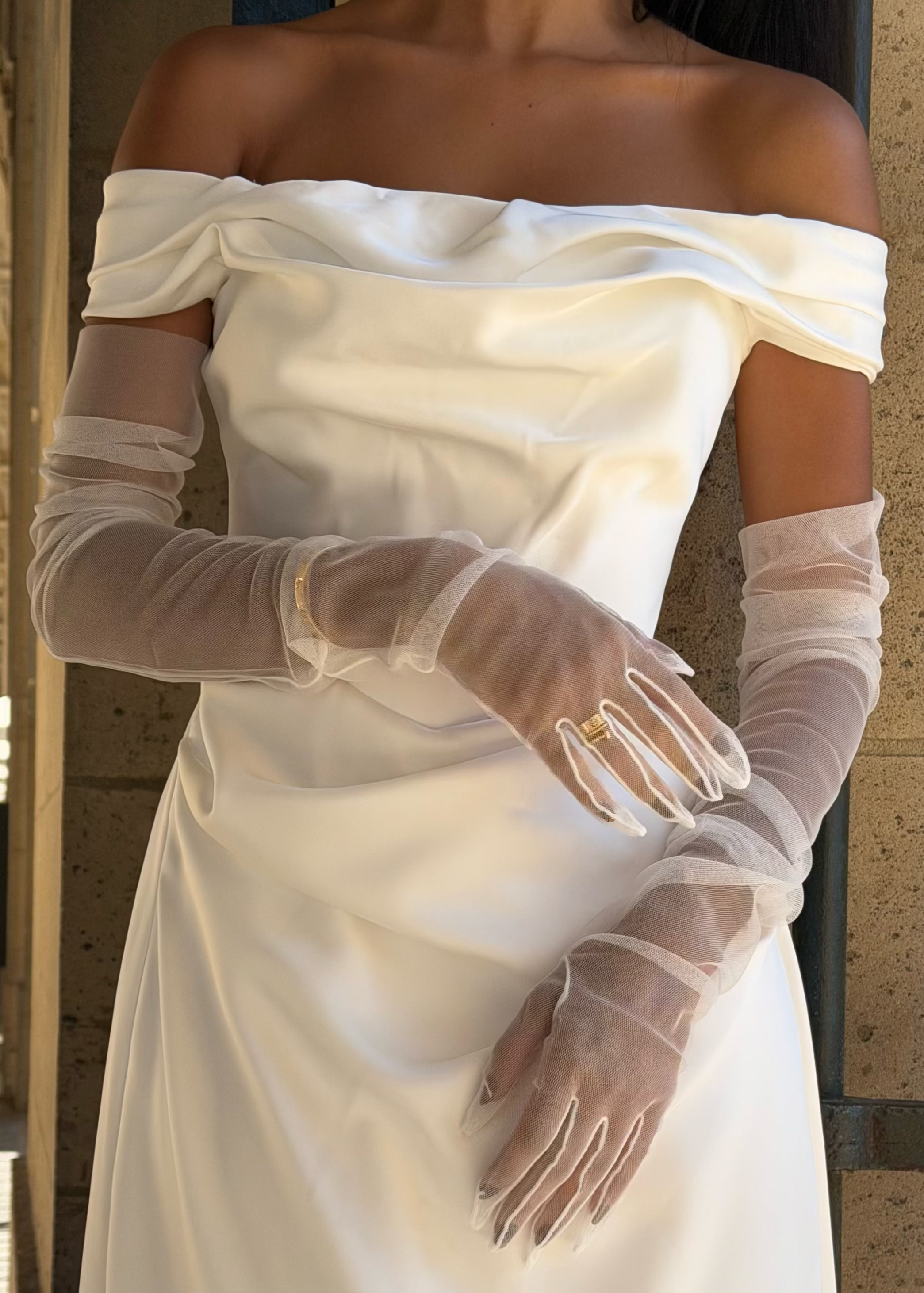 Gros plan sur la texture délicate et la finition soignée des manches en tulle transparent amovibles