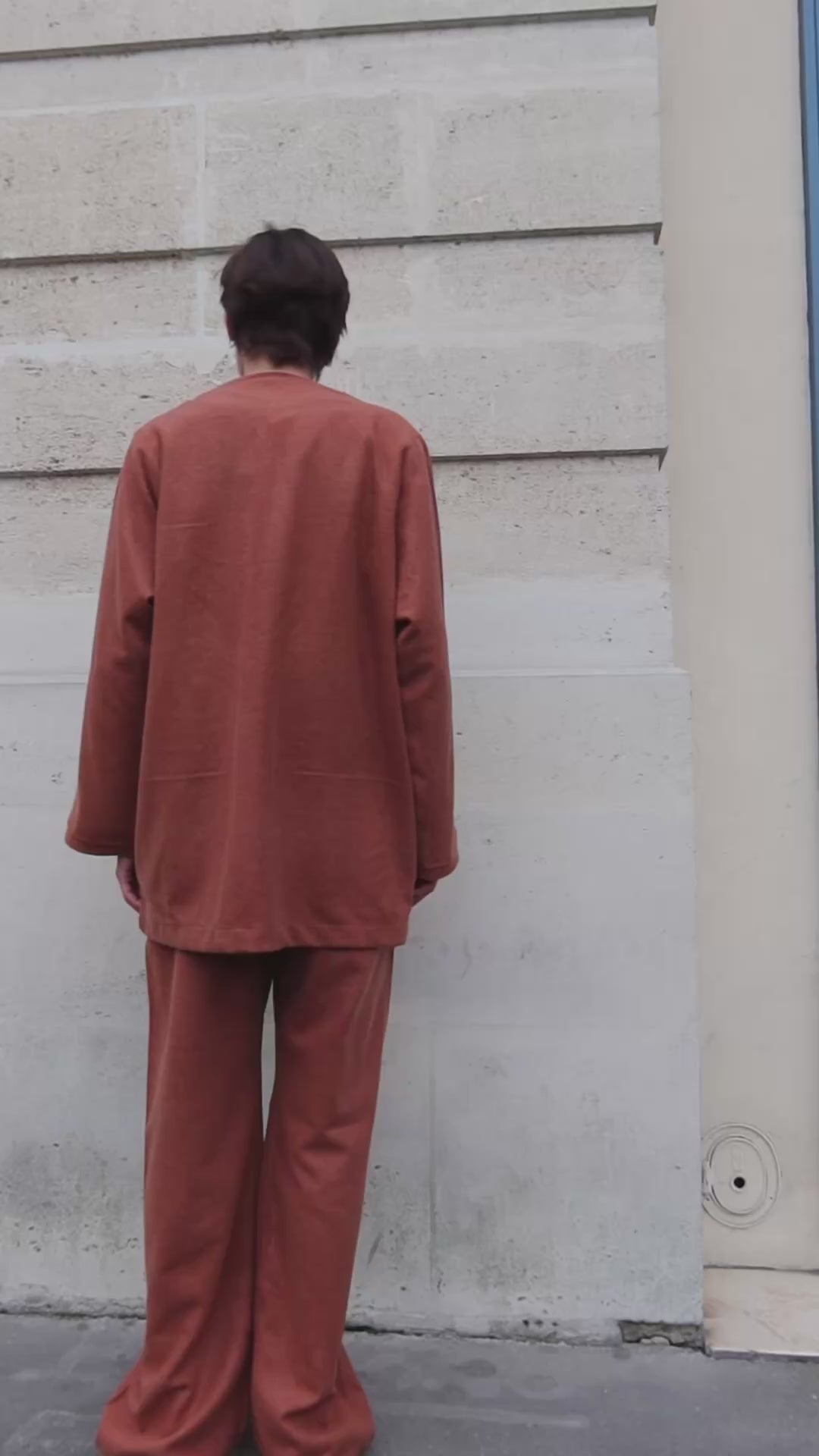 Vidéo ensemble en cachemire marron boutons marocain portée sur mannequin en mouvement