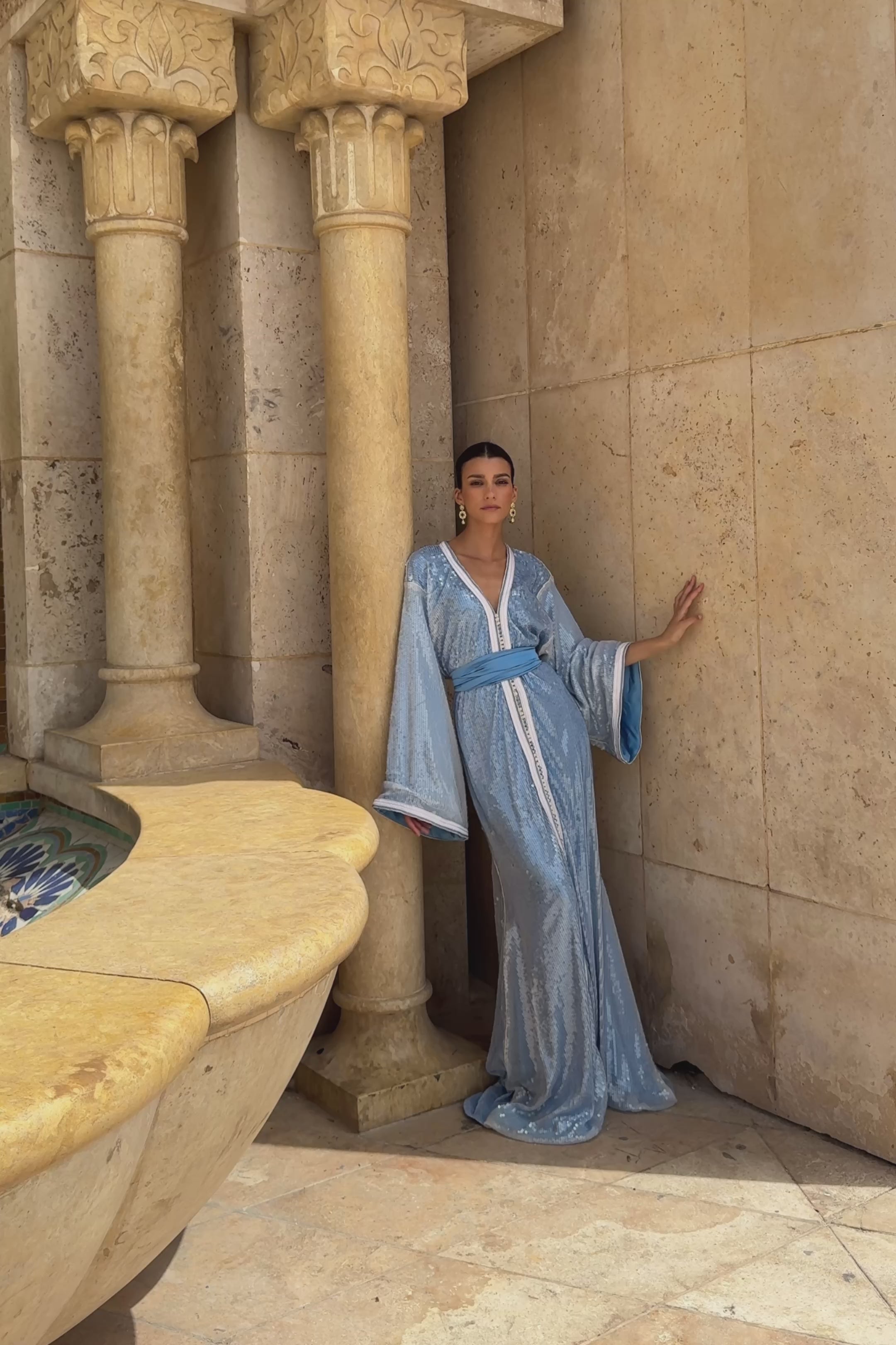 Vidéo du caftan en sequins dégradés bleu et blanc, en mouvement