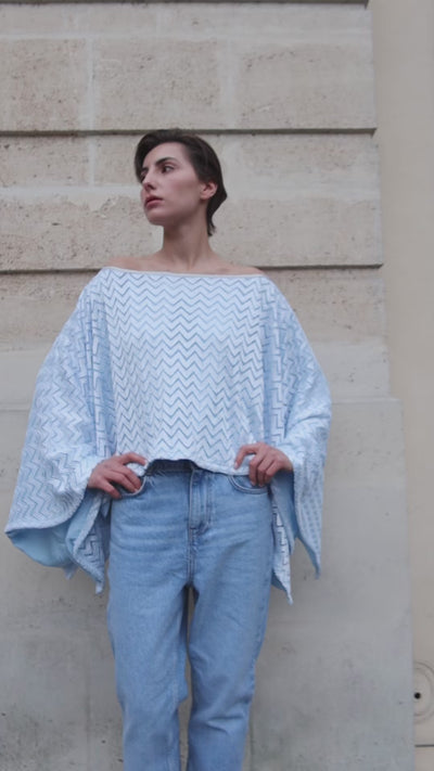 Vidéo d'une cape en jersey bleu avec zigzag et sfifa argentée portée sur mannequin en mouvement