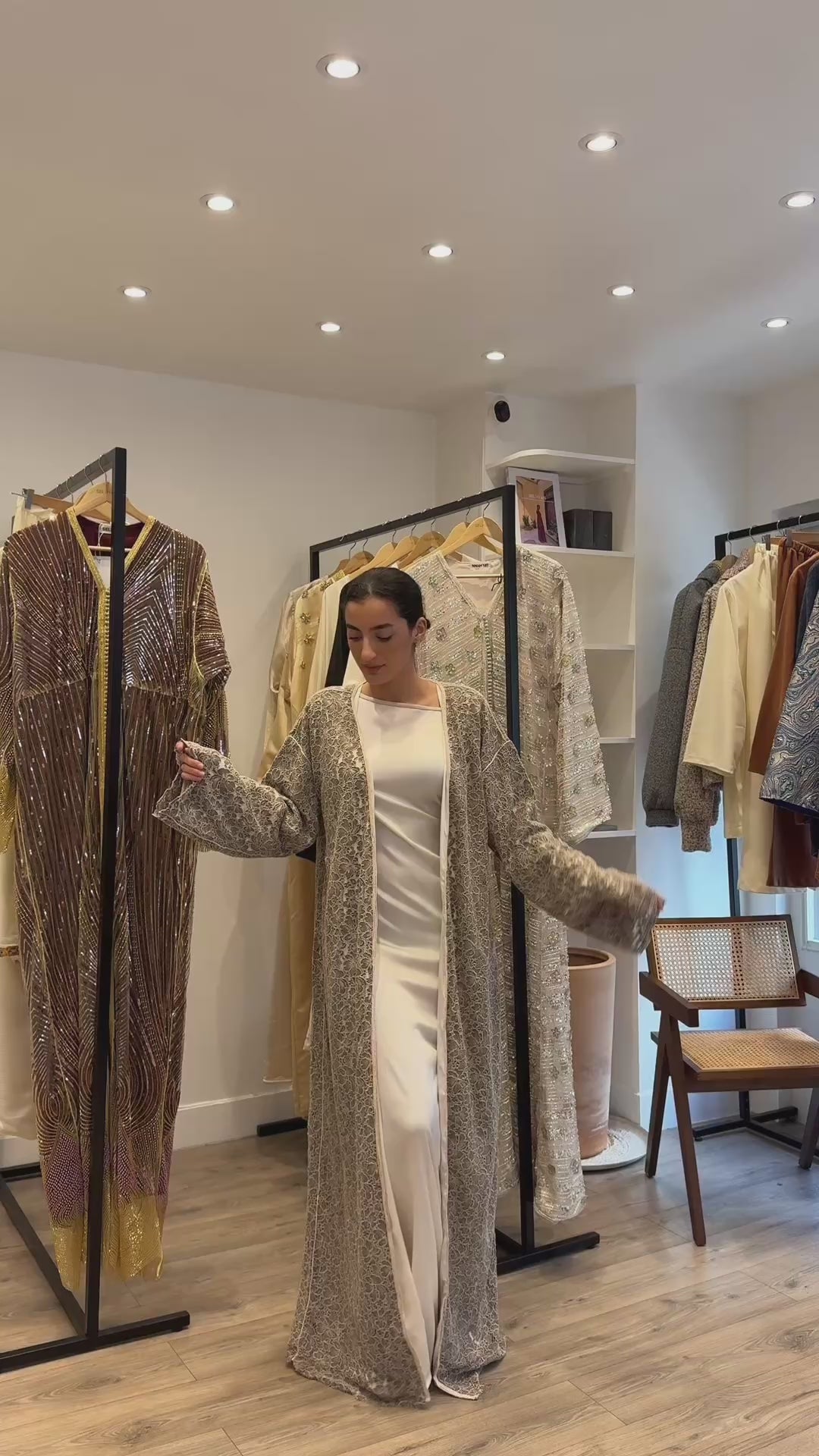 Vidéo du kimono abaya taupe à dentelle et sfifas vue de face 