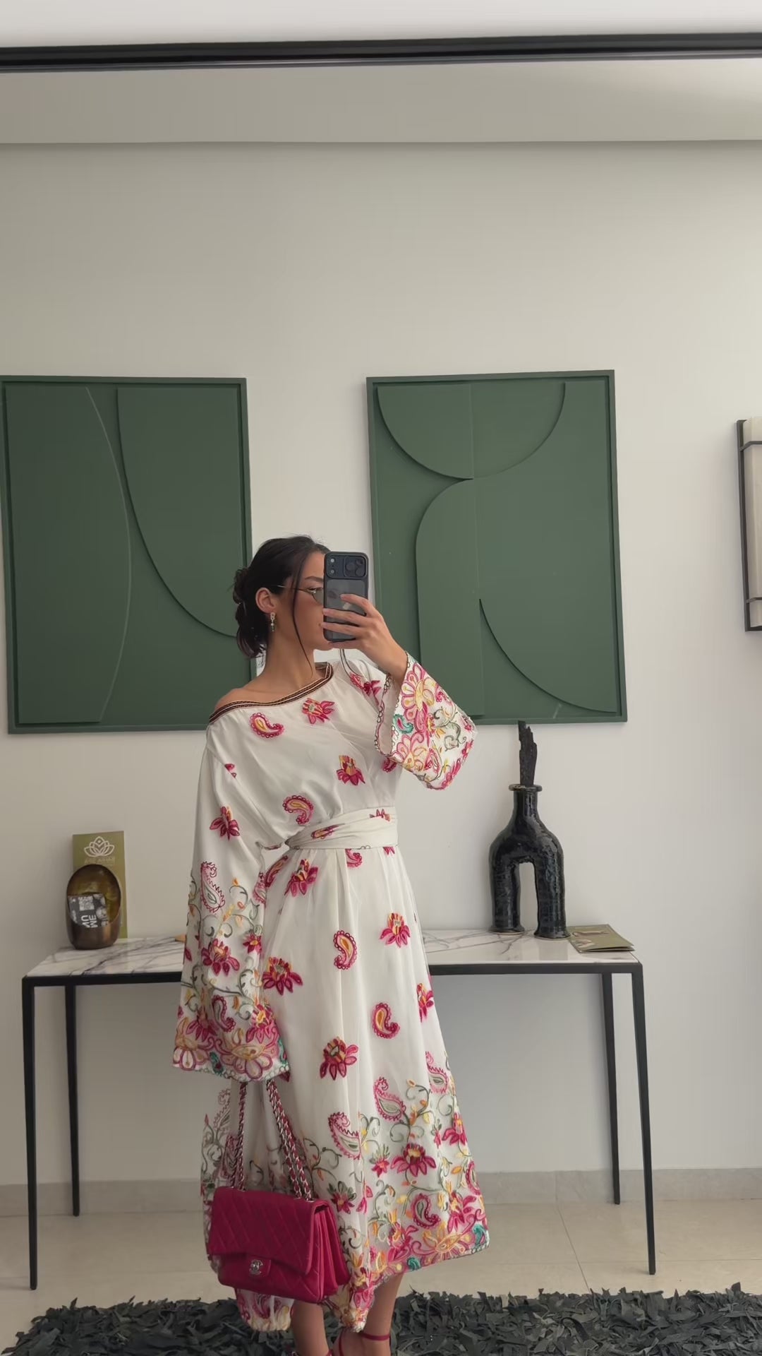 Robe tulle brodé bordeaux avec sfifa vidéo silhouette en mouvement