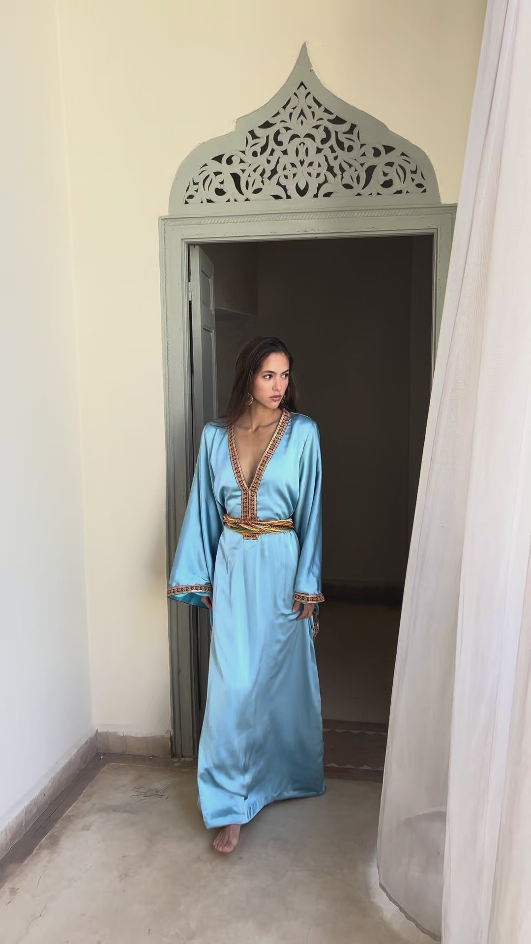 Video showing the Kabyle dress in blue silk fabric in motion. 