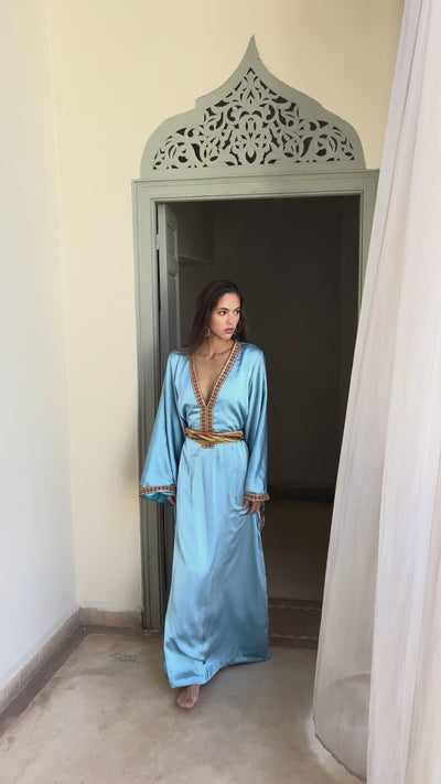 Video showing the Kabyle dress in blue silk fabric in motion. 