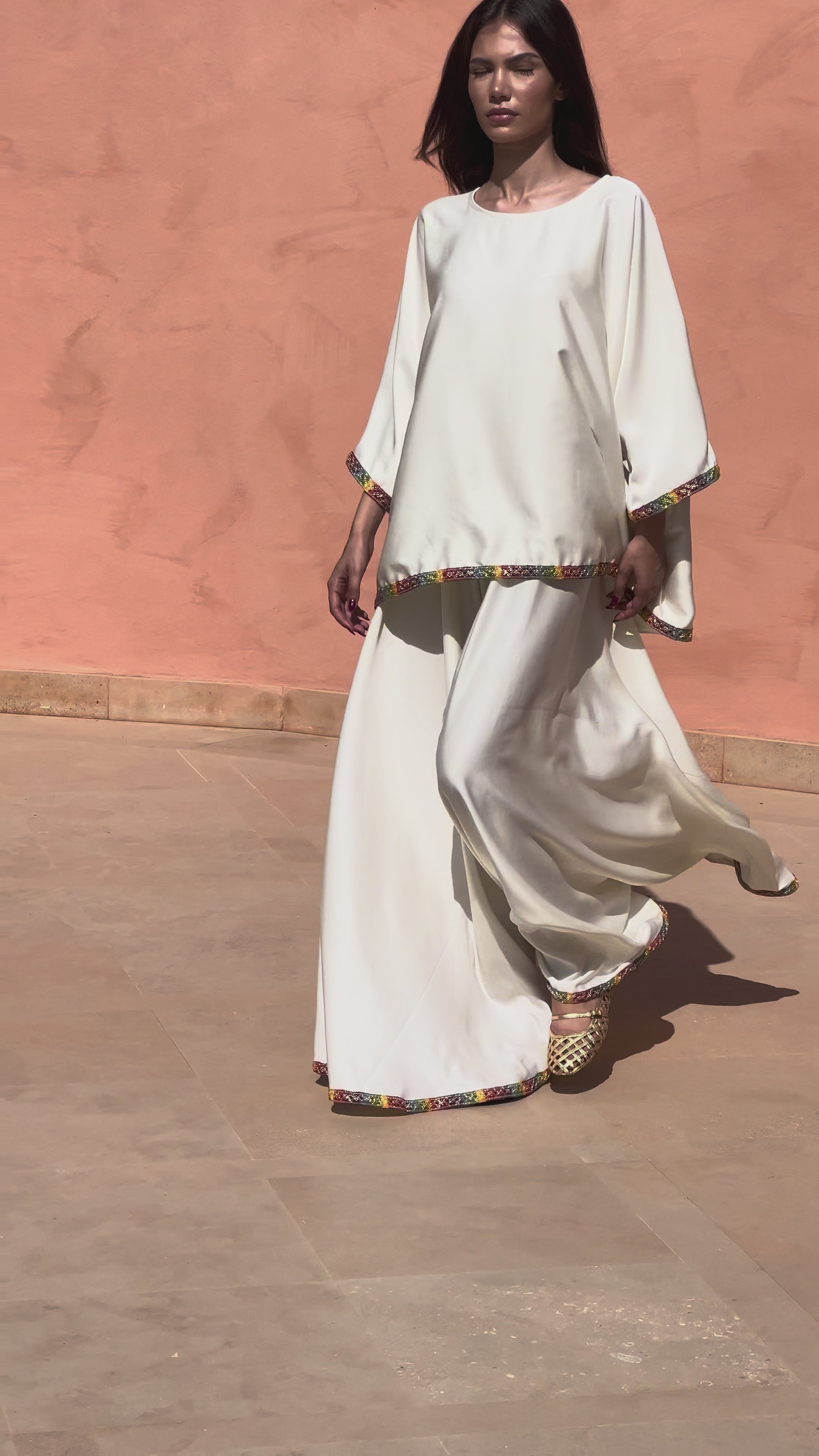 Ensemble kabyle moderne composé d'une jupe et d'un t-shirt oversize en drap de soie blanc. 