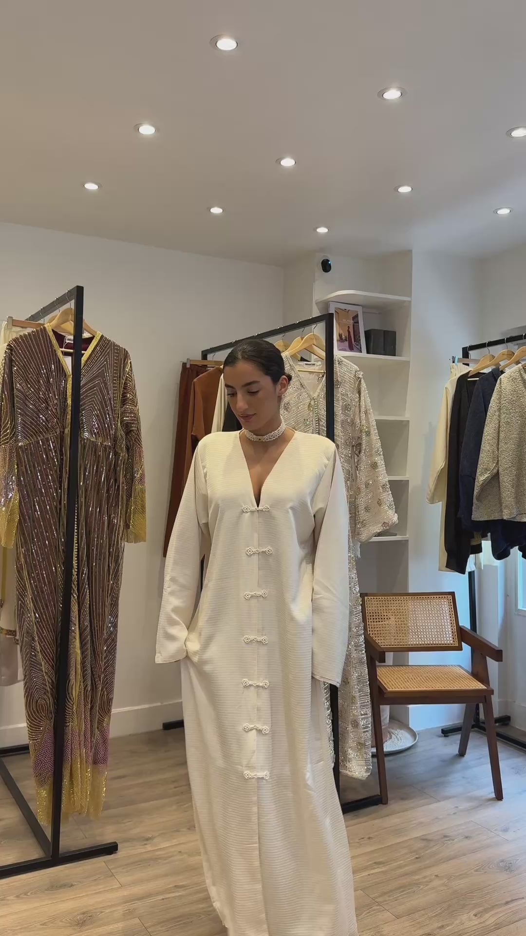 Vidéo vue de face de la robe en satin plissé - couple fluide et élégante
