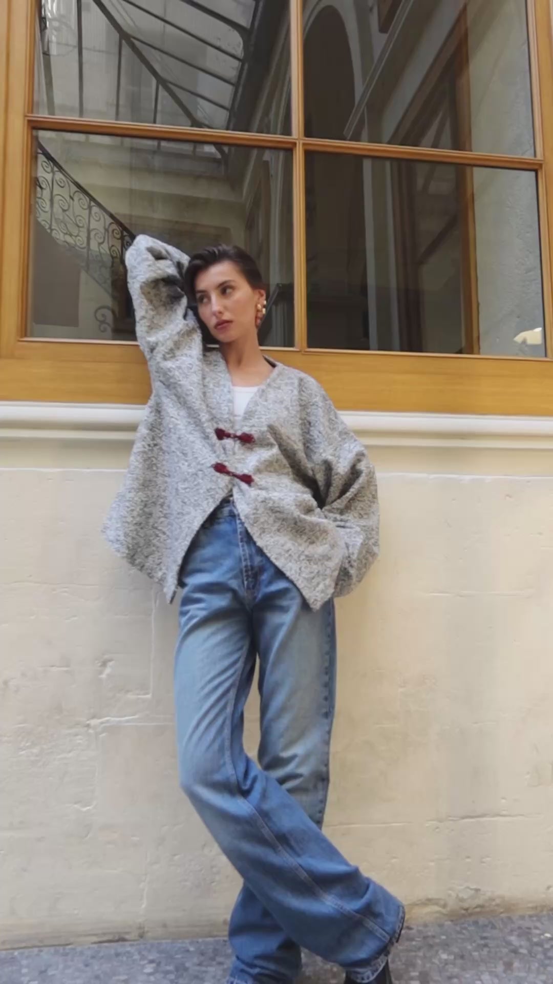 Vidéo portée de la veste en laine bouclée gris et noir à crochets bordeaux marocains. 