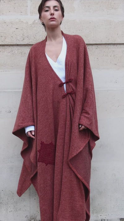 vidéo d'un gilet long bohème en laine bordeaux avec des broderies artisanal et des boutons marocains portée sur mannequin en mouvement