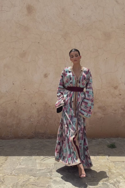 Vidéo du caftan en sequins multicolores, en mouvement