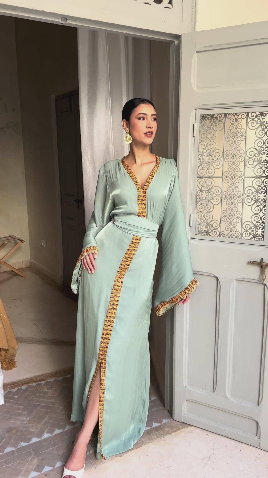 Vidéo vu de face de la robe kabyle en organza vert clair avec ceinture en laine. 