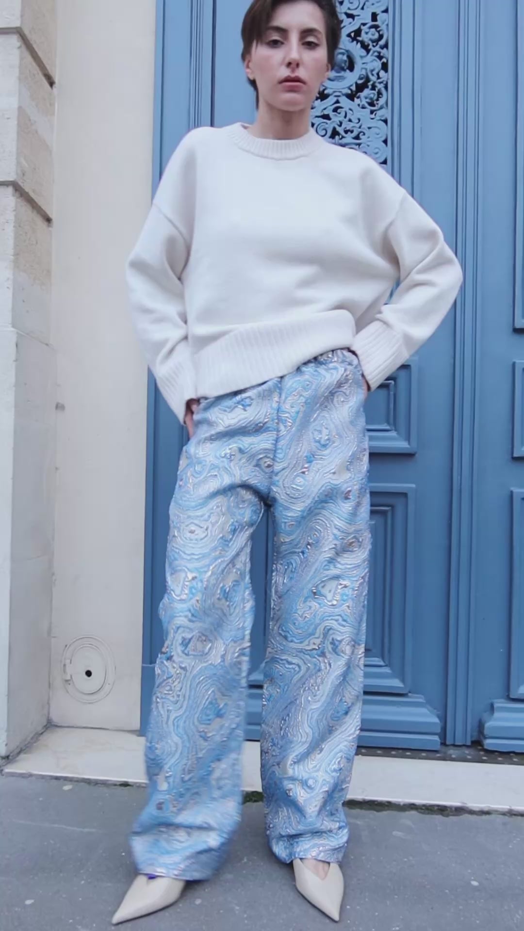 Vidéo portée du pantalon oriental en brocard bleu. 