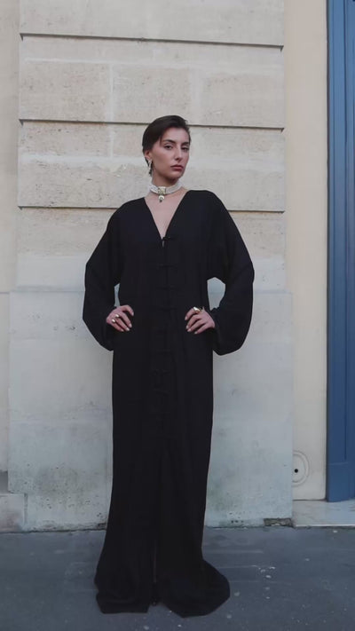 Vidéo portée de la robe en soie mlifa noire avec crochets marocains. 