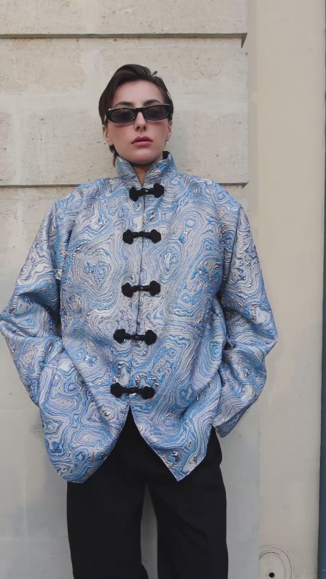 Vidéo portée de la veste en brocard bleu avec crochets marocains noirs. 