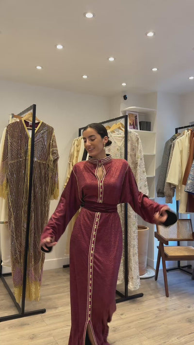 Vidéo vu de face du caftan en jersey violet, coupe fluide et col officier 