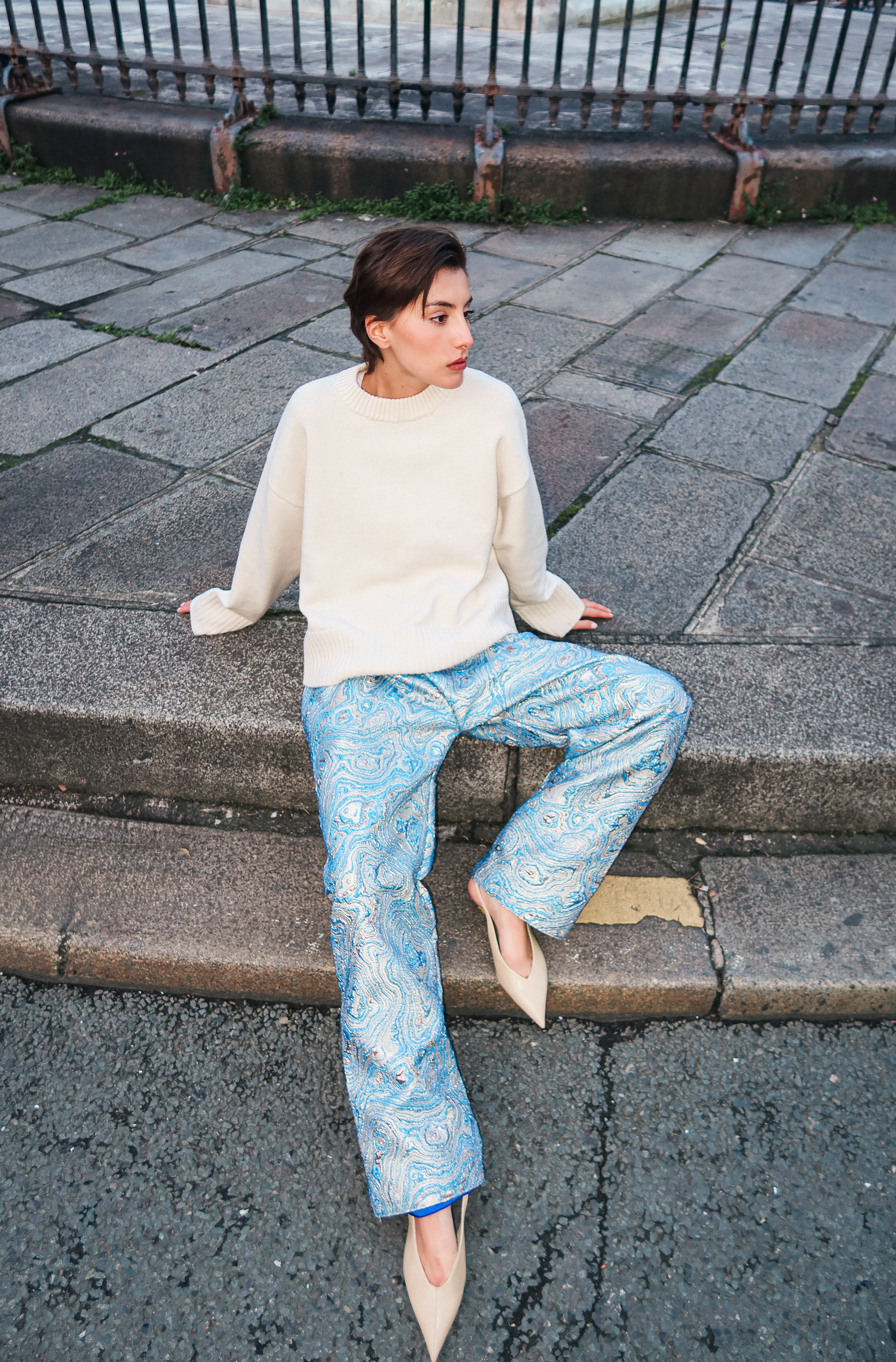 Video showing how to wear blue brocade oriental pants. 