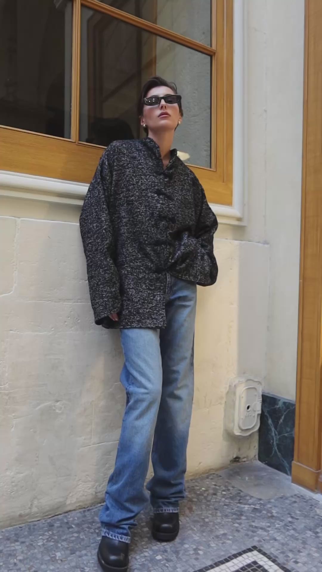 Vidéo portée de la veste en laine bouclée noire avec boutons marocains. 