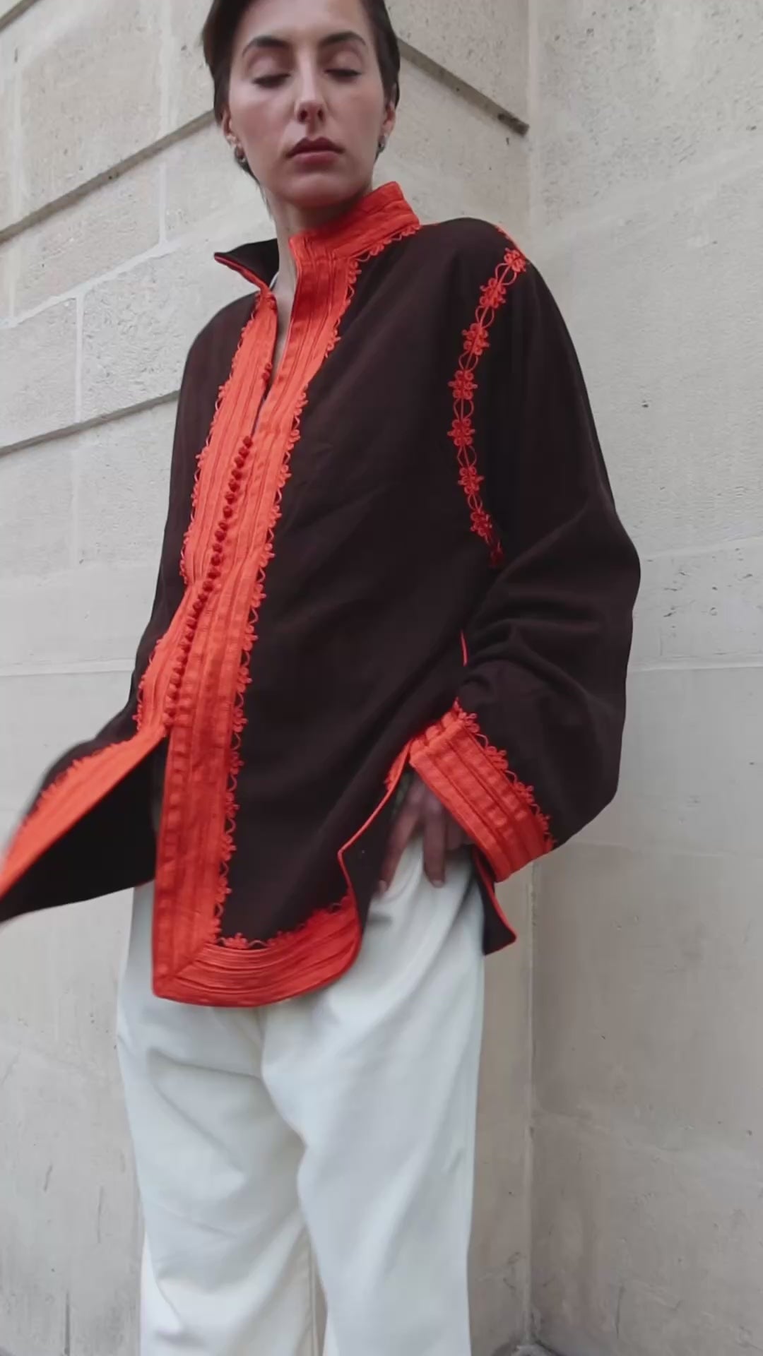 Vidéo portée de la veste en cachemire marron à broderies oranges. 