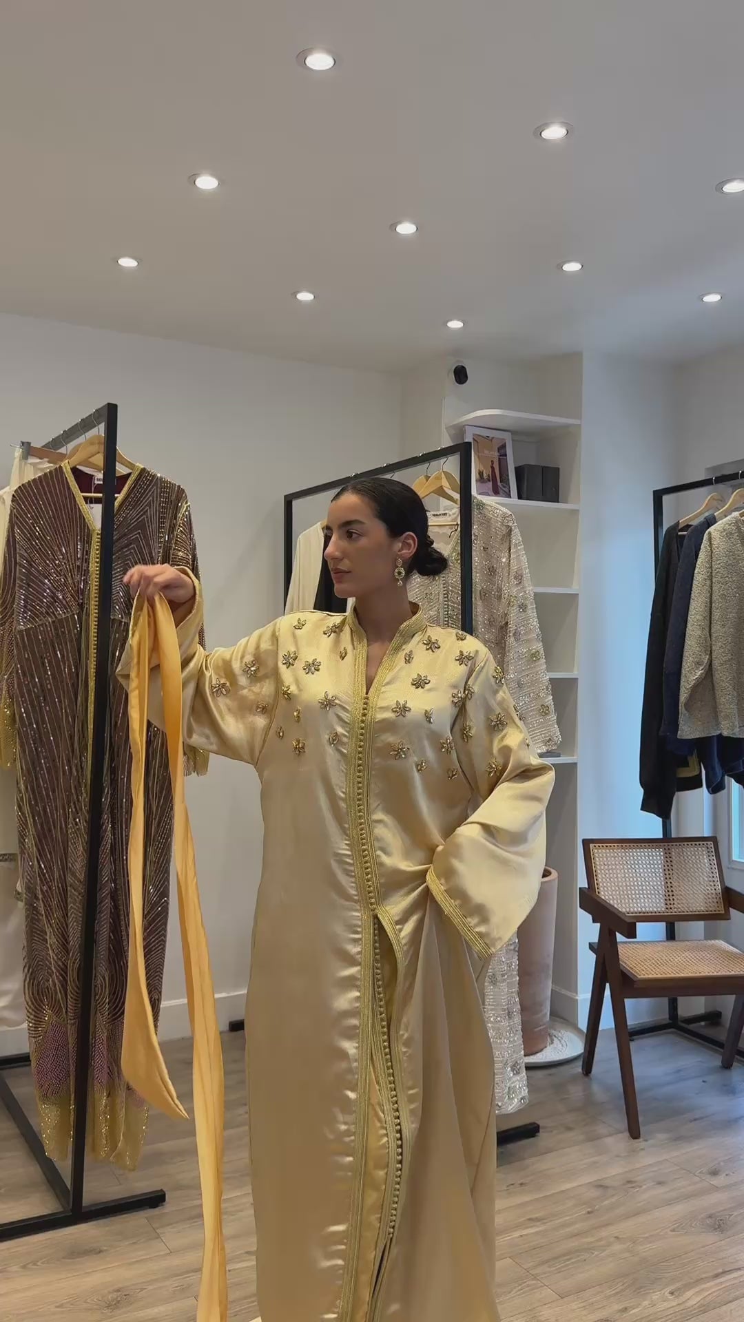 Vidéo vu de face du caftan en soie lamée dorée perlé