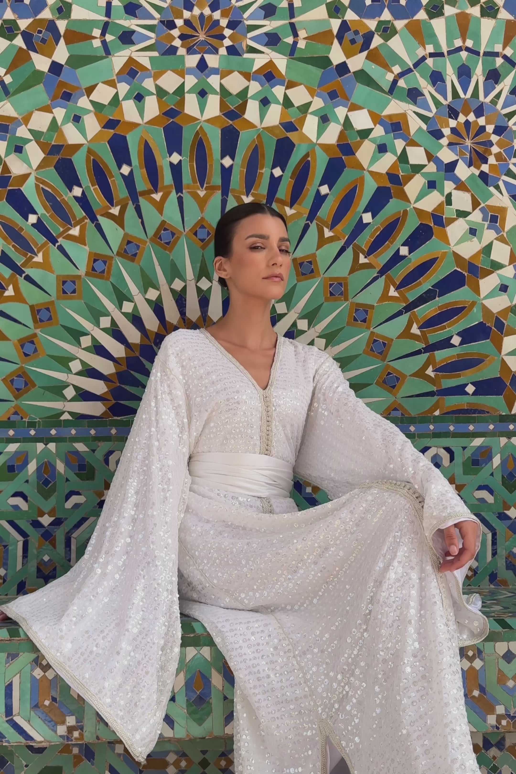 Vidéo du caftan de mariée scintillant à manches papillon, en mouvement