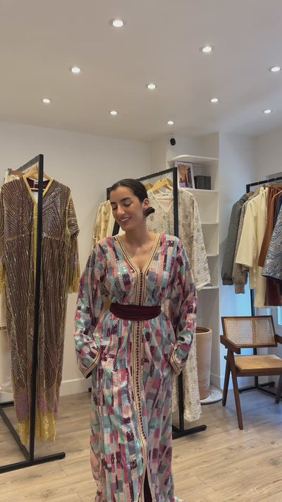 Vidéo vue de face du caftan en sequins multicolores 
