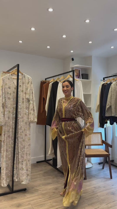 Vidéo vue de face du caftan en tulle perlé doré et bordeaux, coupe fluide 