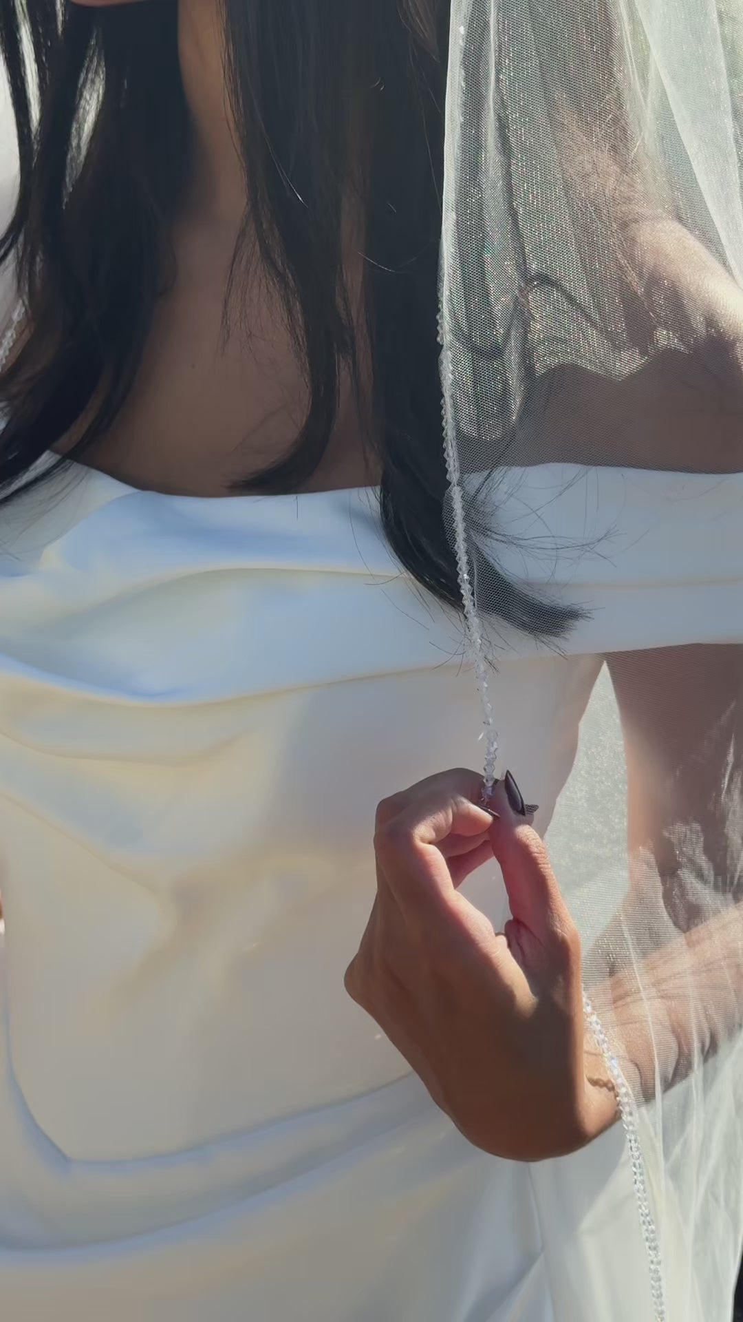 Vidéo de présentation d’un voile de mariée long en tulle, brodé de feuillage, perles et sequins, montrant les détails sous différents angles