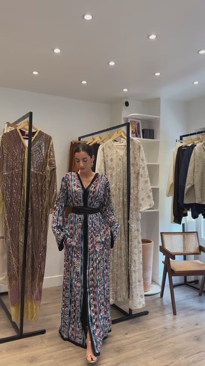 Vidéo du caftan en tulle noir brodé multicolore - vue de face, coupe fluide 