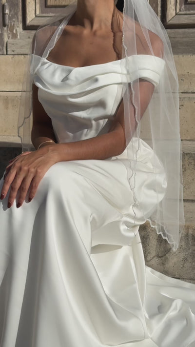 Vidéo du voile de mariée court en tulle avec finition ondulée, montré de face, dos, profil et porté en situation
