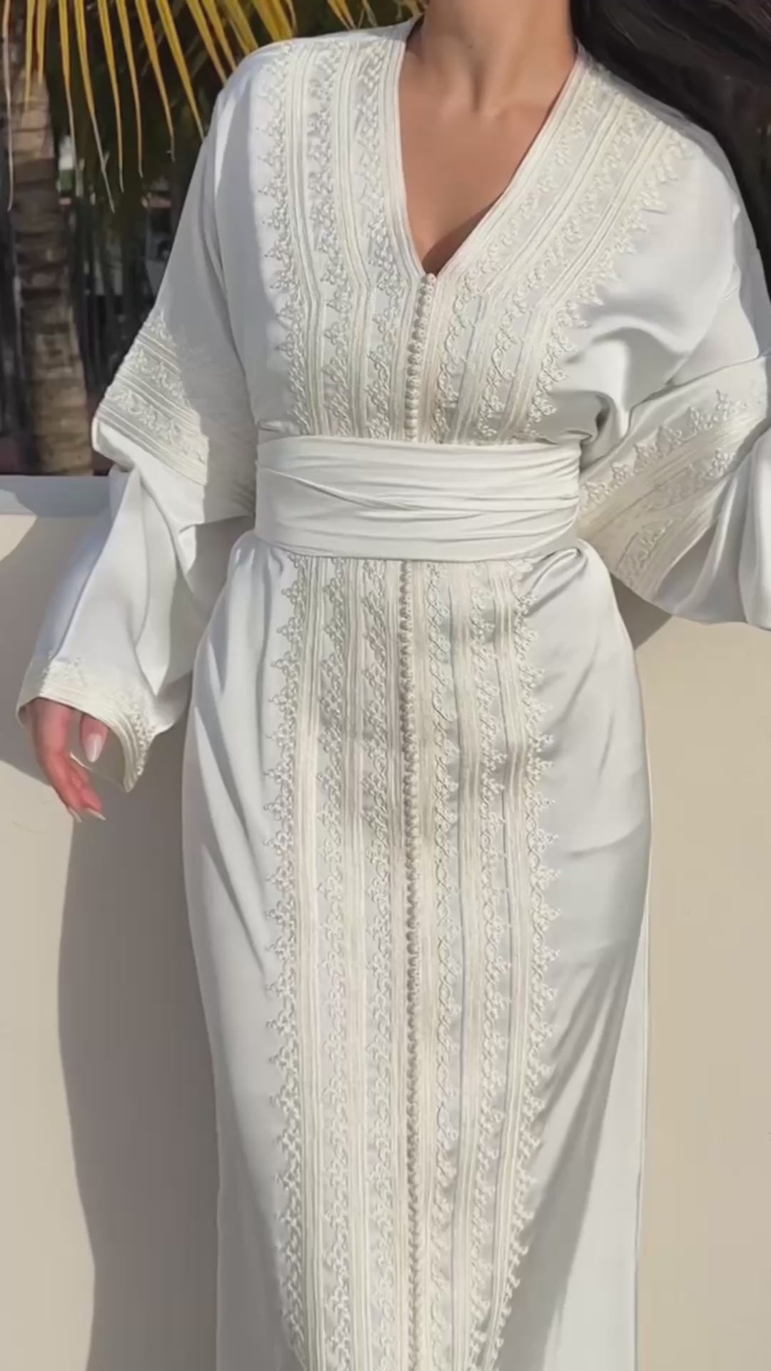 فيديو يظهر القفطان المصنوع من قماش حريري أبيض من الأمام 