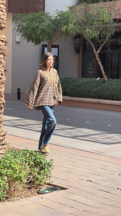 Chemise en tweed marron avec col orné de sfifas artisanale. 