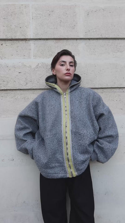 Vidéo portée du sweat laine bouclée grise avec sfifa 