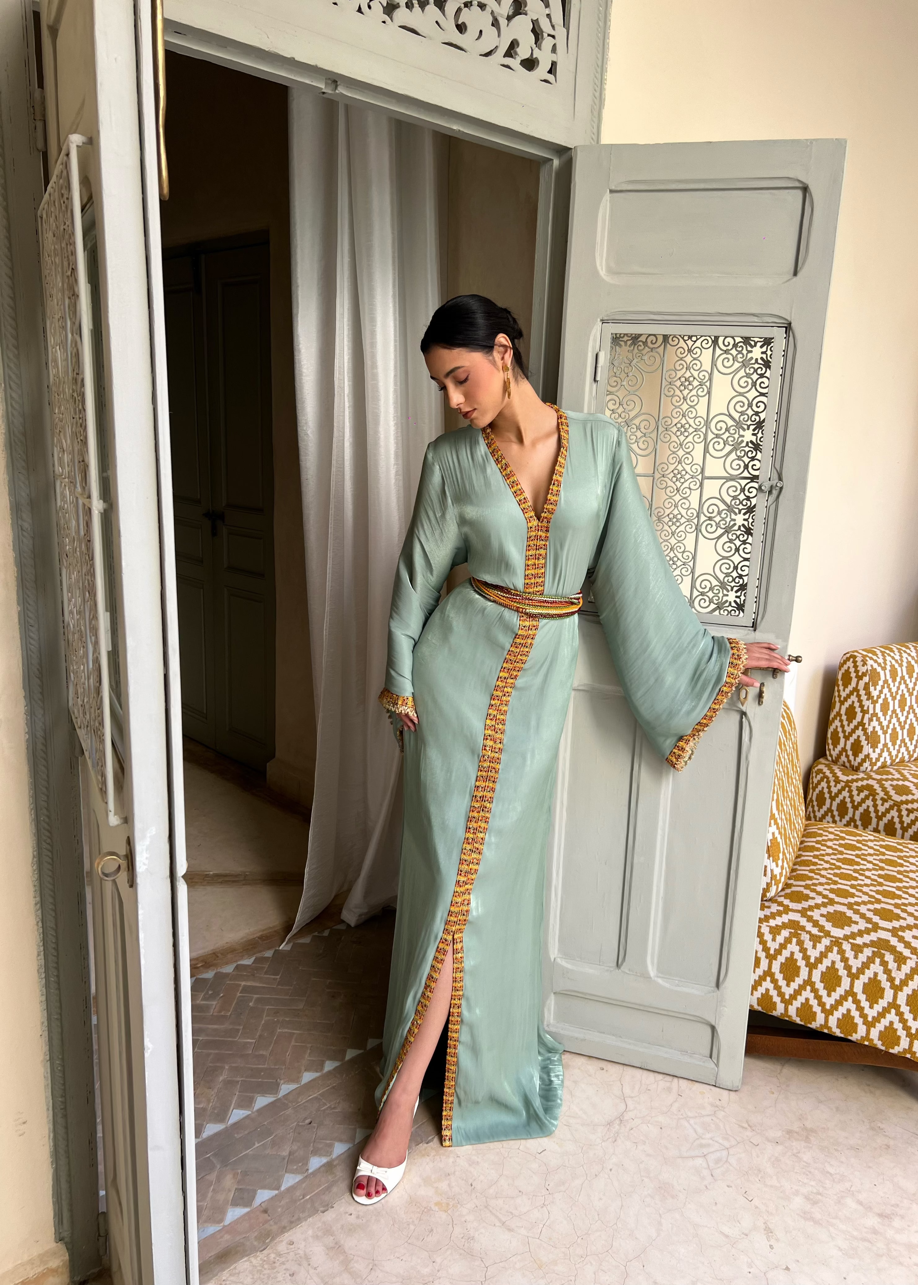 Robe kabyle en organza vert d'eau, en mouvement