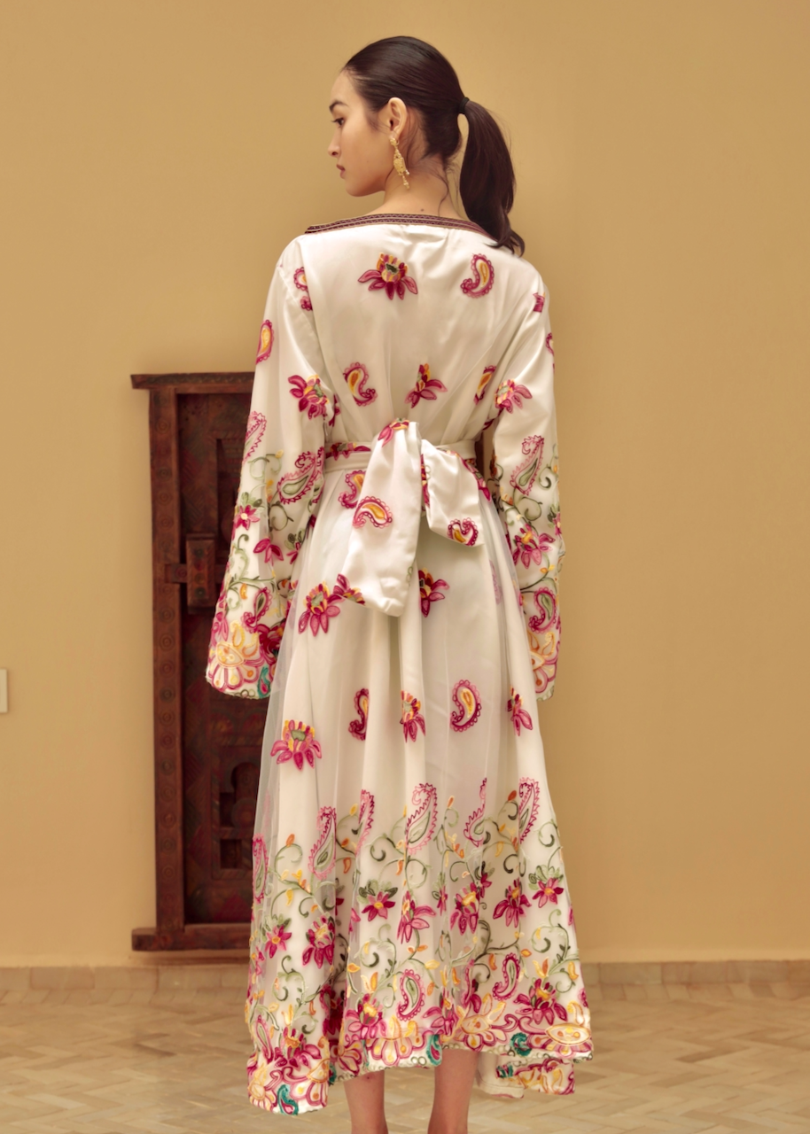 Robe brodée bordeaux de dos, nœud de ceinture à la taille – Selhyan