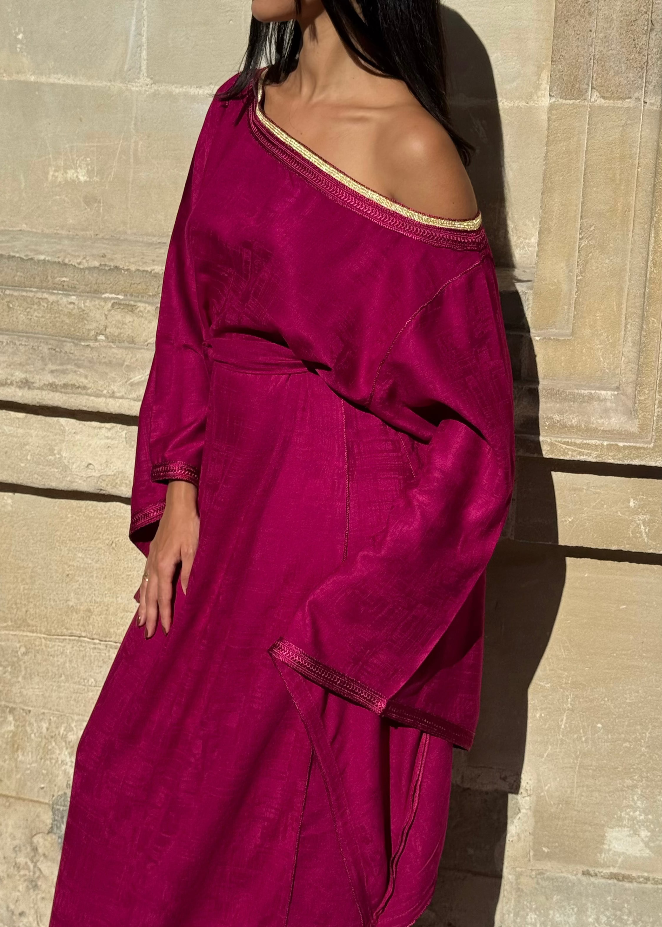 Robe marocaine en soie Mlifa fuchsia portée – silhouette élégante avec sfifa, col bateau et manches papillon