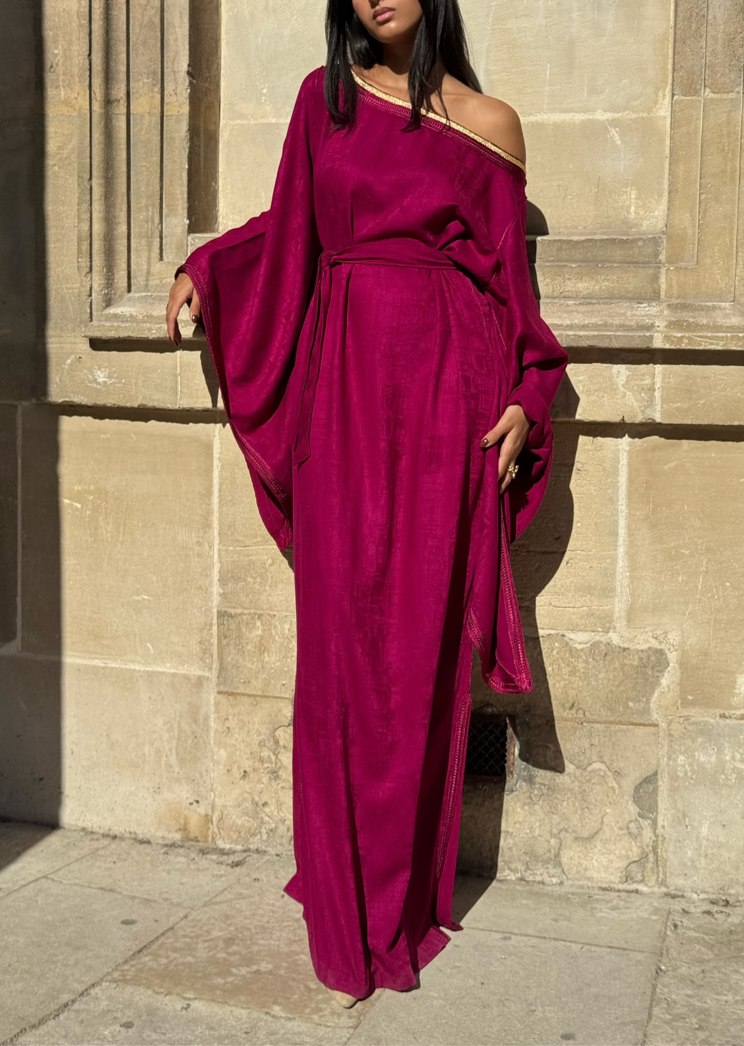 Robe marocaine rose fuchsia en soie Mlifa jacquard avec sfifa artisanale, manches papillon, col bateau et ceinture – vue de face